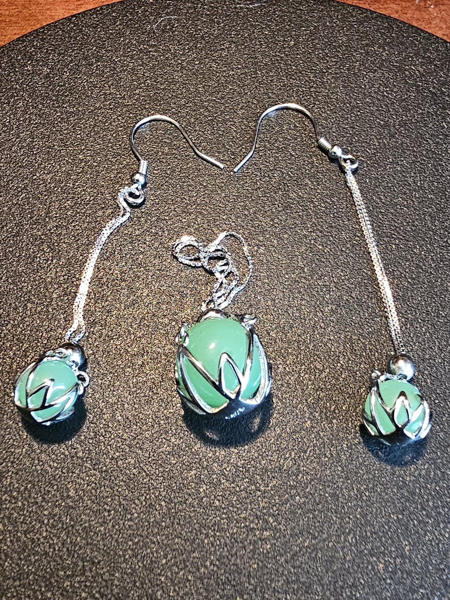 Pendentif et boucles d'oreilles en verre d'uranium dans un nouveau style de pendentif en argent sterling avec des perles de verre d'uranium vintage qui brillent sous la lumière noire / UV