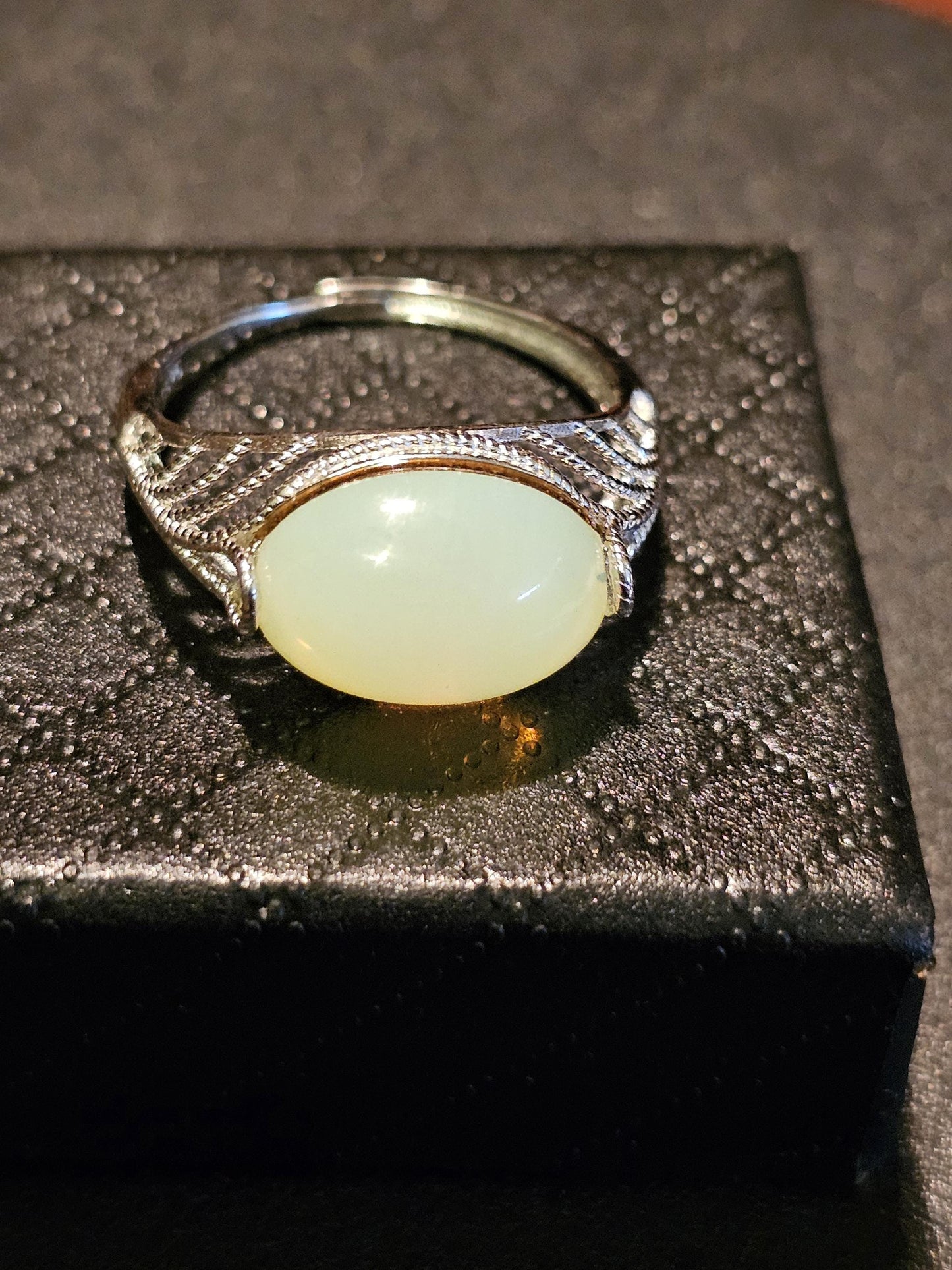 Bague réglable en verre d'uranium, argent sterling neuf avec dessus lisse vintage, pierre ovale en verre d'uranium de couleur opale qui brille sous la lumière noire / UV