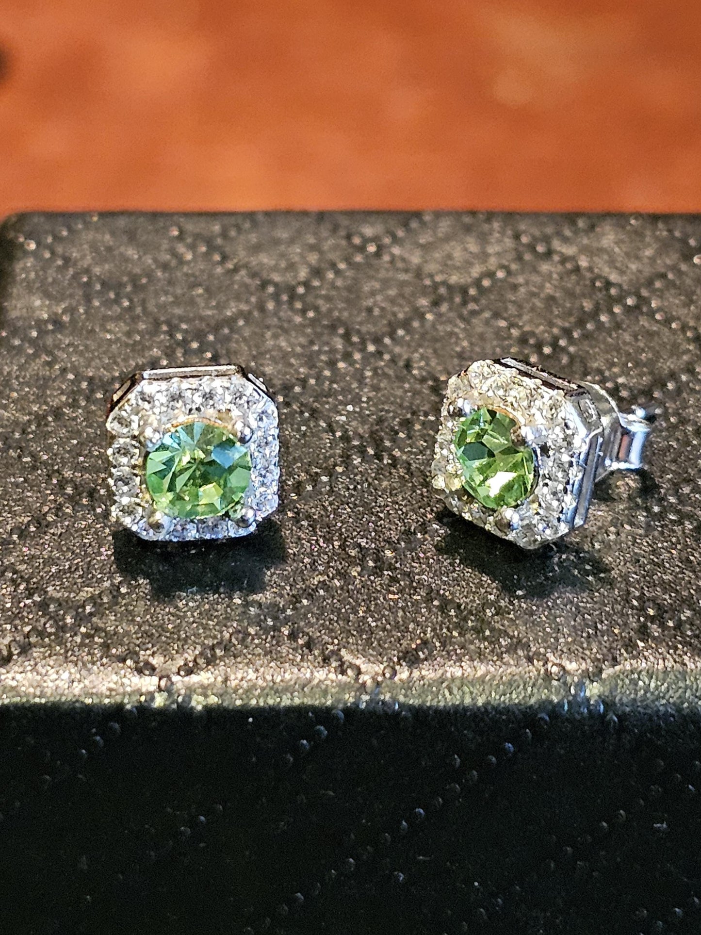 Boucles d'oreilles en verre d'uranium en argent sterling neuf avec pierres en verre d'uranium taille ovale vintage qui brillent sous la lumière noire/UV