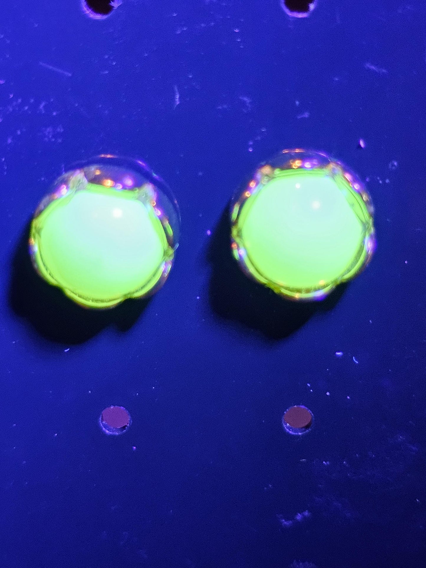 Boucles d'oreilles en verre d'uranium en argent sterling ou plaqué or avec des pierres de verre d'uranium rondes vintage de 7 mm qui brillent sous la lumière noire/UV