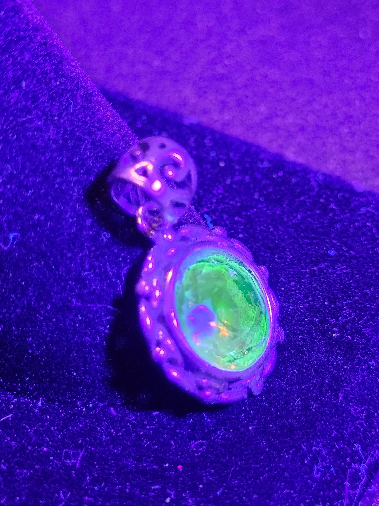 Pendentif en verre d'uranium de style vintage en argent sterling neuf avec une pierre de verre d'uranium de taille ronde vintage de 9 mm qui brille sous la lumière noire / UV