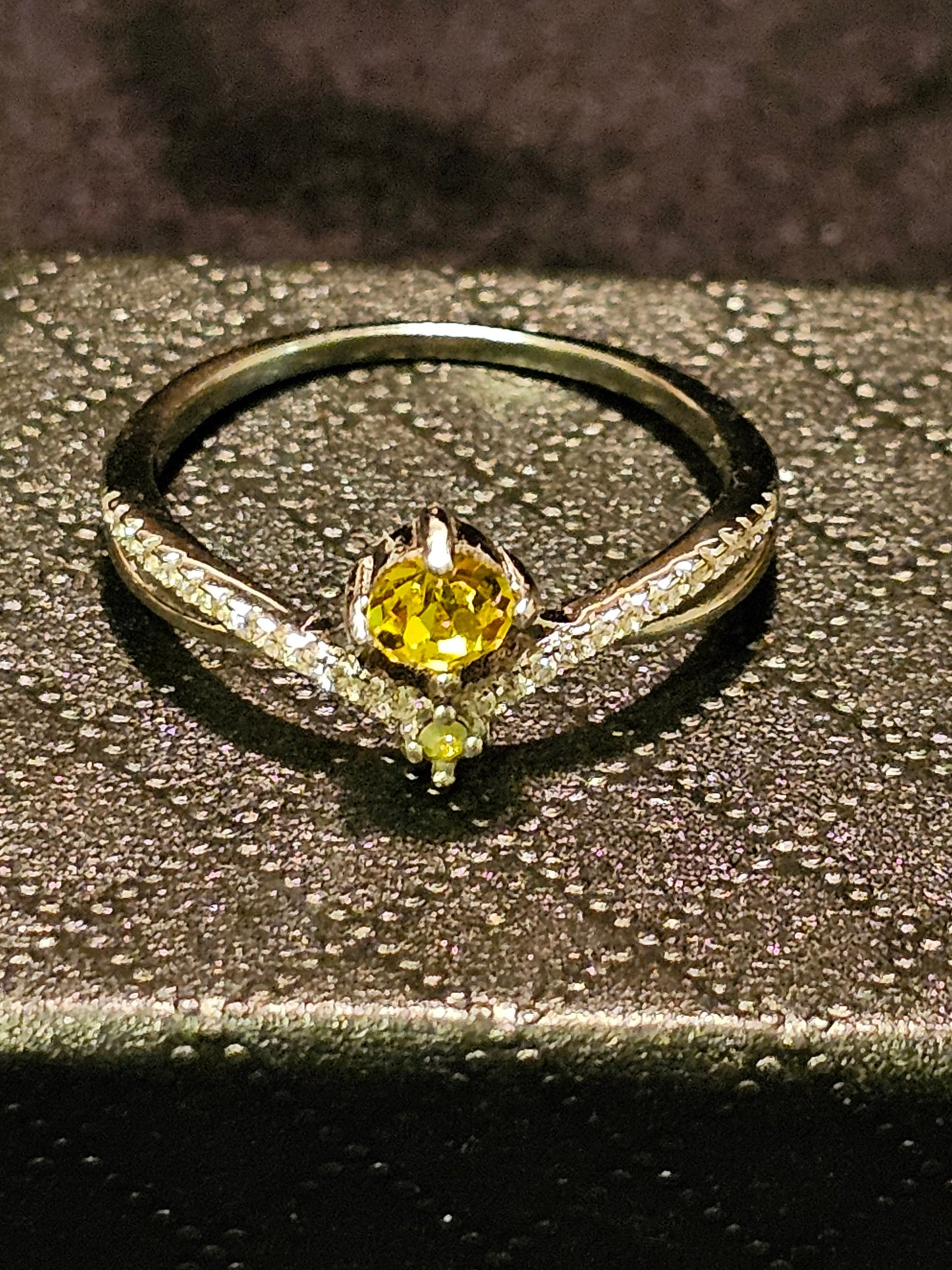 Bague ronde en verre de cadmium et d'uranium, taille 5 à 11, en argent sterling neuf avec pierres qui brillent sous la lumière noire / UV