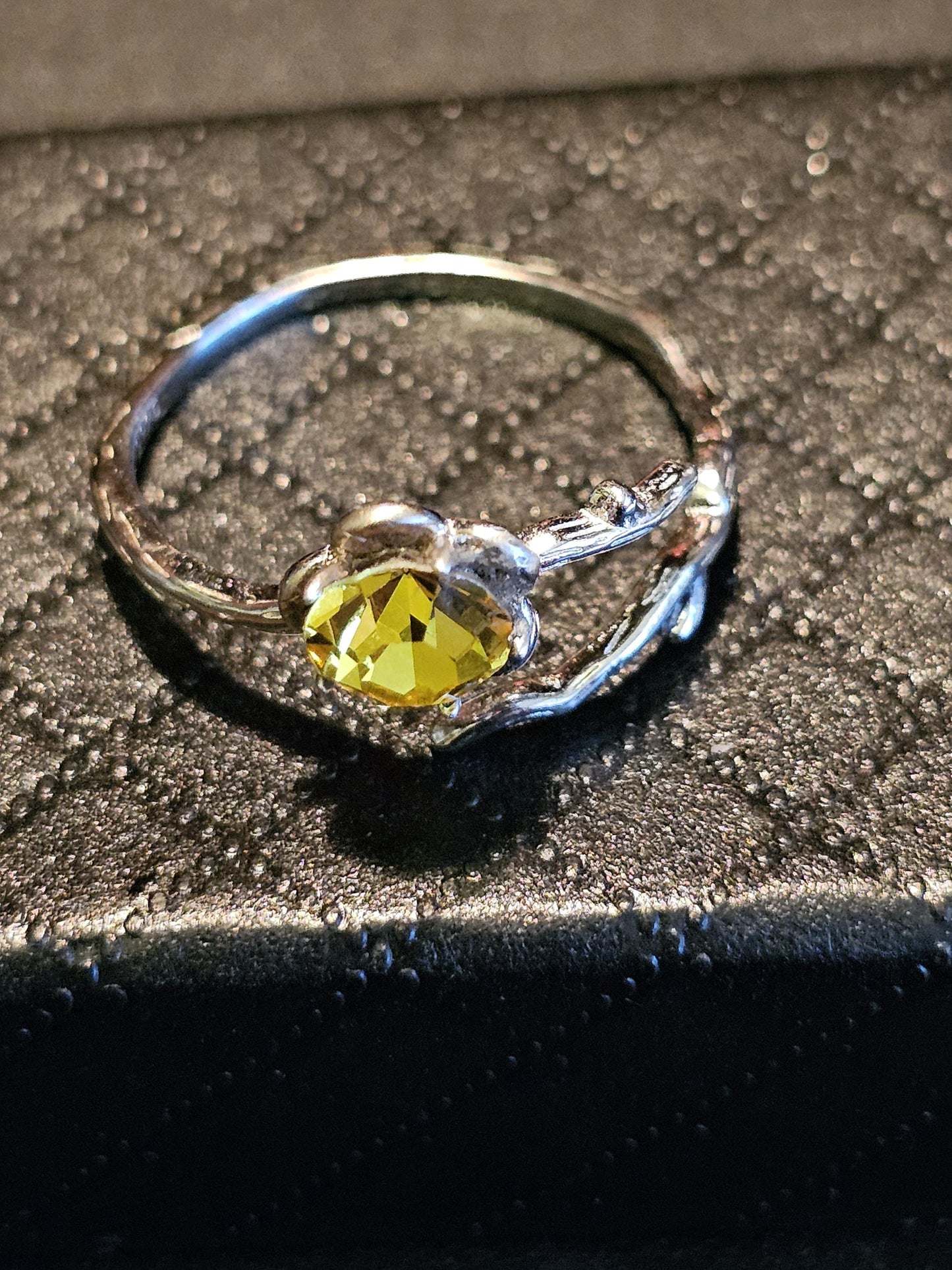 Bague en argent sterling ajustable en verre de cadmium de taille ronde avec pierre de verre de cadmium vintage de 6 mm qui brille sous la lumière noire / UV