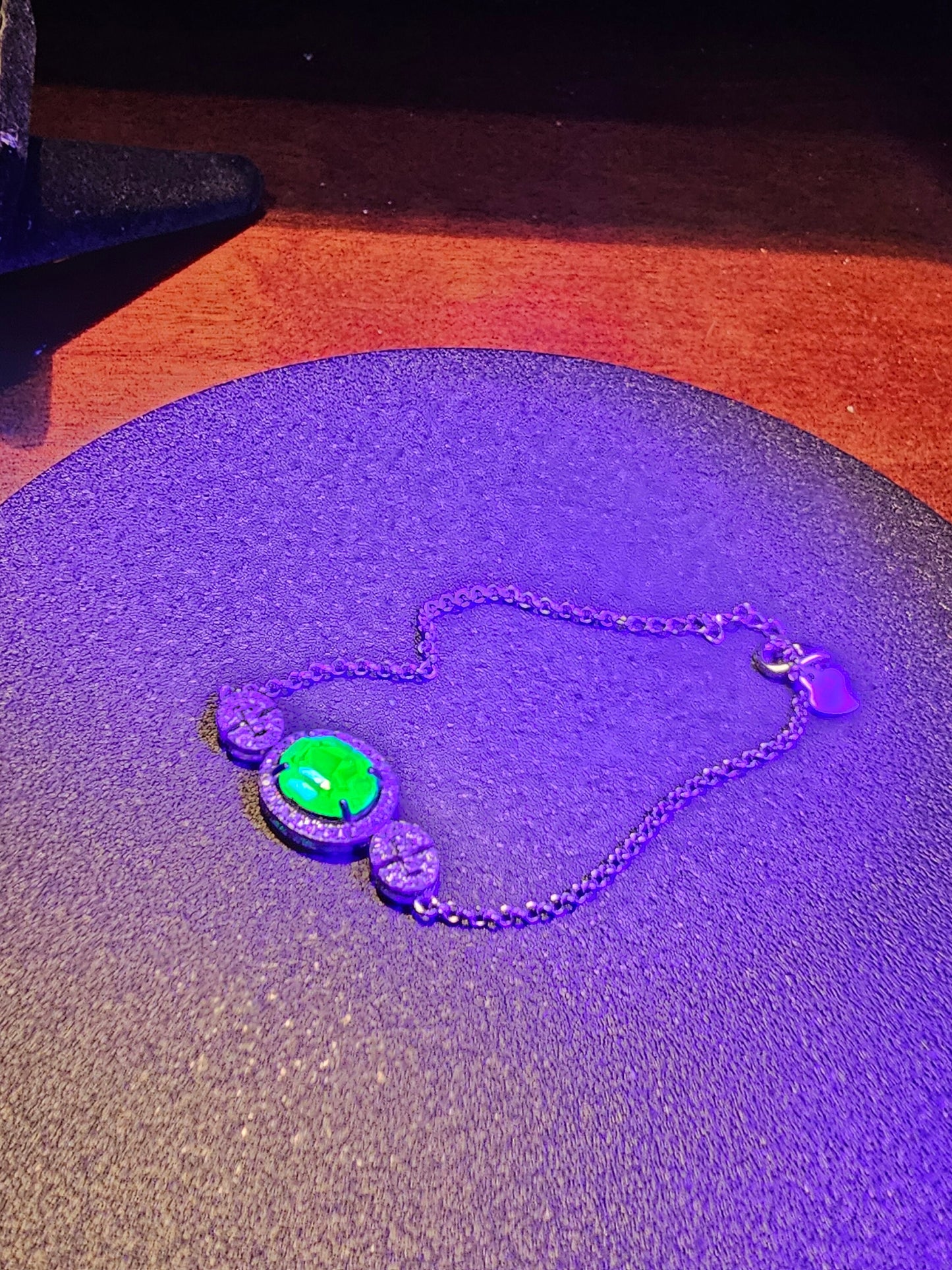 Bracelet en verre d'uranium neuf en argent sterling avec une pierre ovale en verre d'uranium vintage qui brille sous la lumière noire / UV