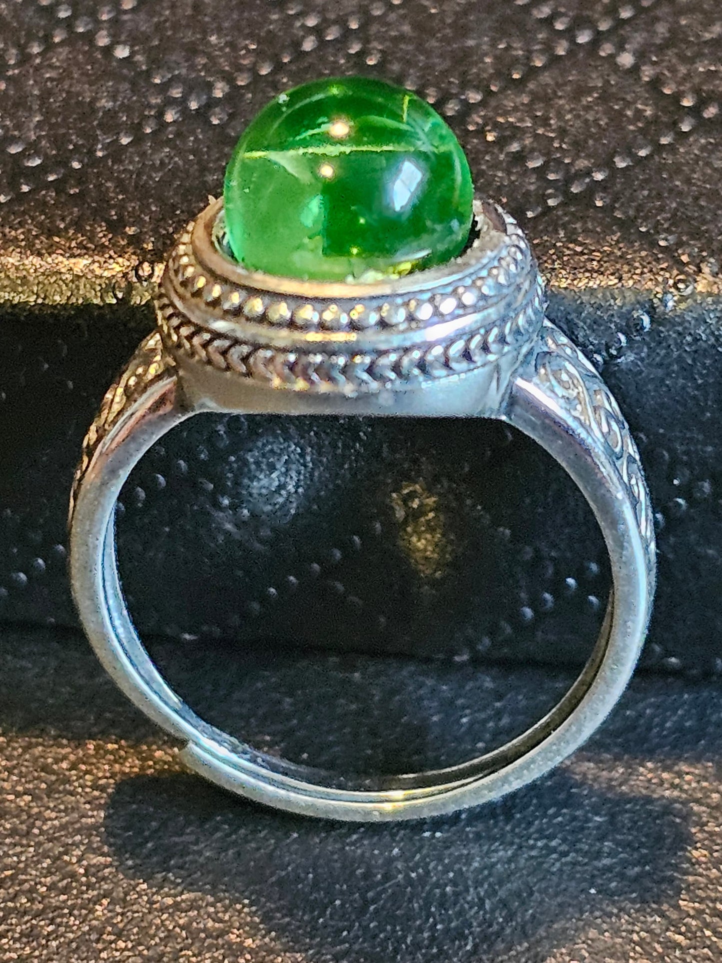 Bague réglable en verre d'uranium, en argent sterling neuf, avec une pierre de verre d'uranium ronde vintage qui brille sous la lumière noire / UV