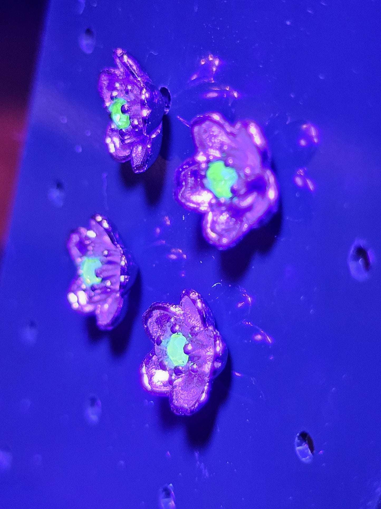 Boucles d'oreilles en verre d'uranium en argent sterling avec un nouveau design de fleur avec des pierres rondes en verre d'uranium jaune vintage de 2 mm qui brillent sous la lumière noire/UV