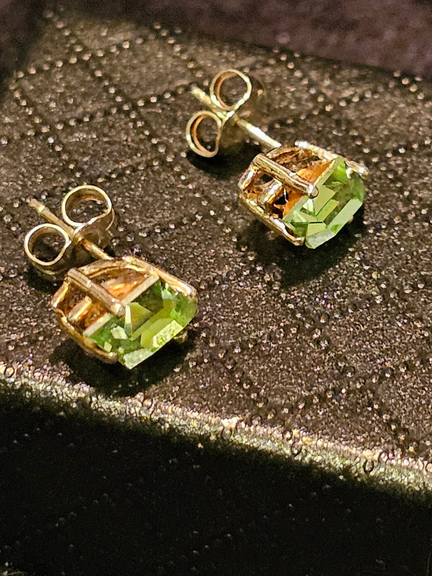 Boucles d'oreilles en verre d'uranium en argent sterling neuf avec pierres en verre d'uranium taille cerf-volant vintage, brille sous la lumière noire/UV