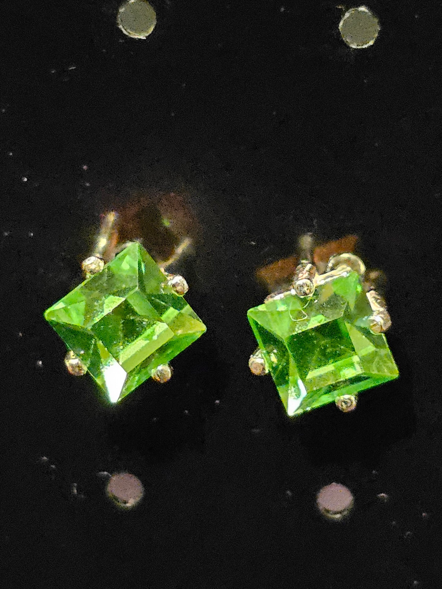 Boucles d'oreilles en verre d'uranium en argent sterling neuf avec pierres en verre d'uranium taille princesse vintage, 6 mm, brille sous la lumière noire/UV