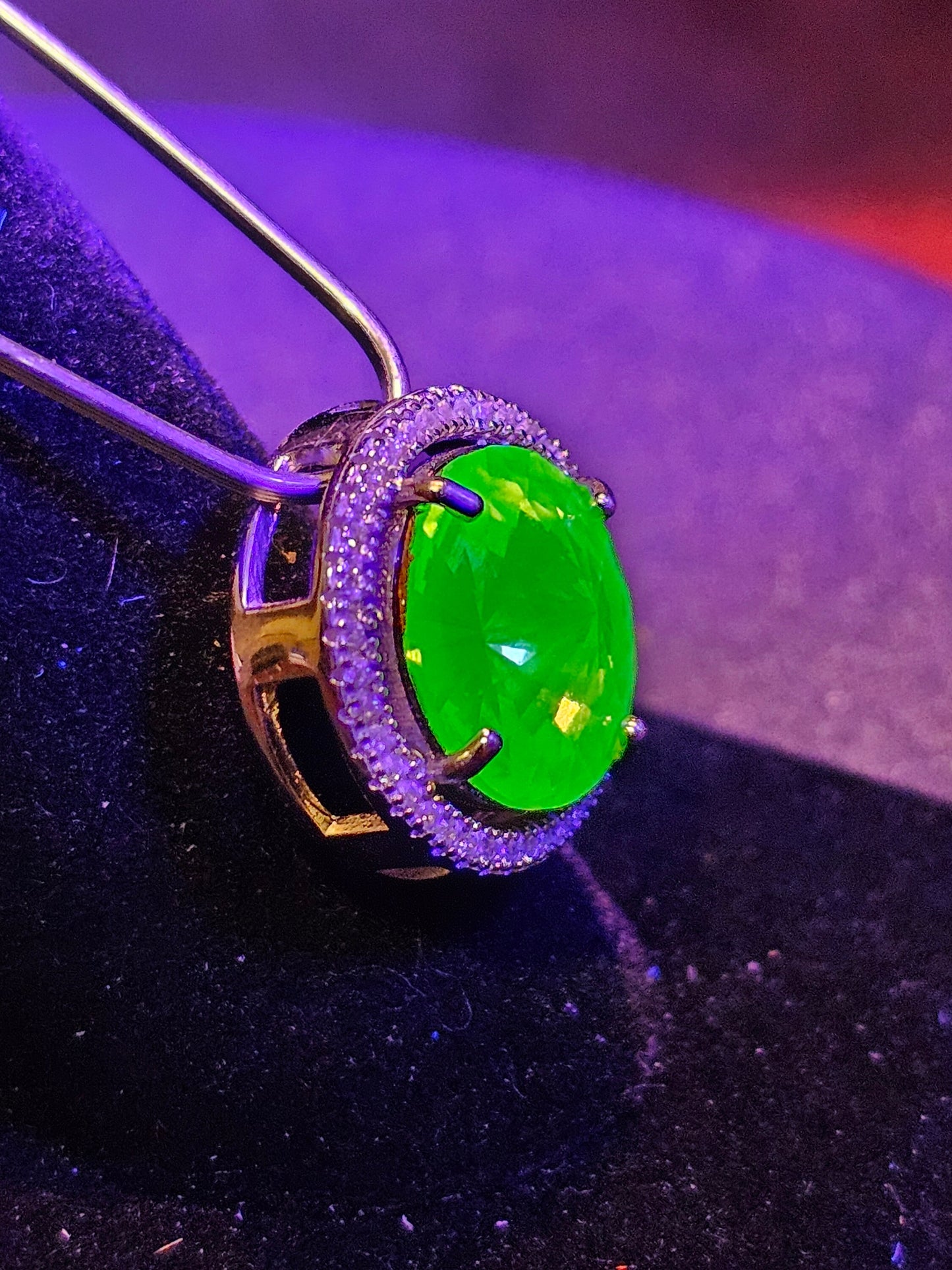 Pendentif en verre d'uranium en argent sterling neuf avec une pierre de verre d'uranium taille ronde vintage de 12 mm qui brille sous la lumière noire / UV