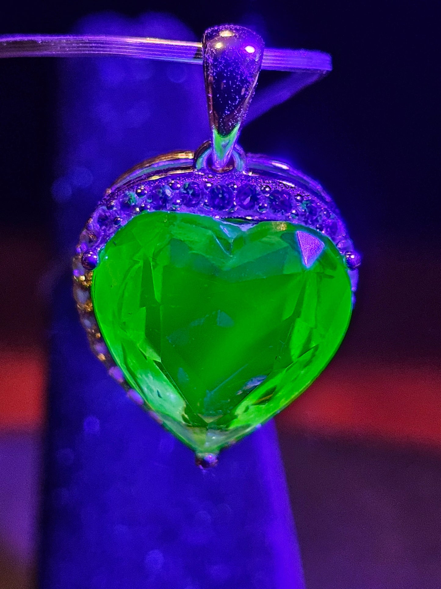 Pendentif en verre d'uranium dans un nouveau cadre en argent sterling avec une pierre de verre d'uranium vintage de 14 mm taillée en cœur qui brille sous la lumière noire / UV