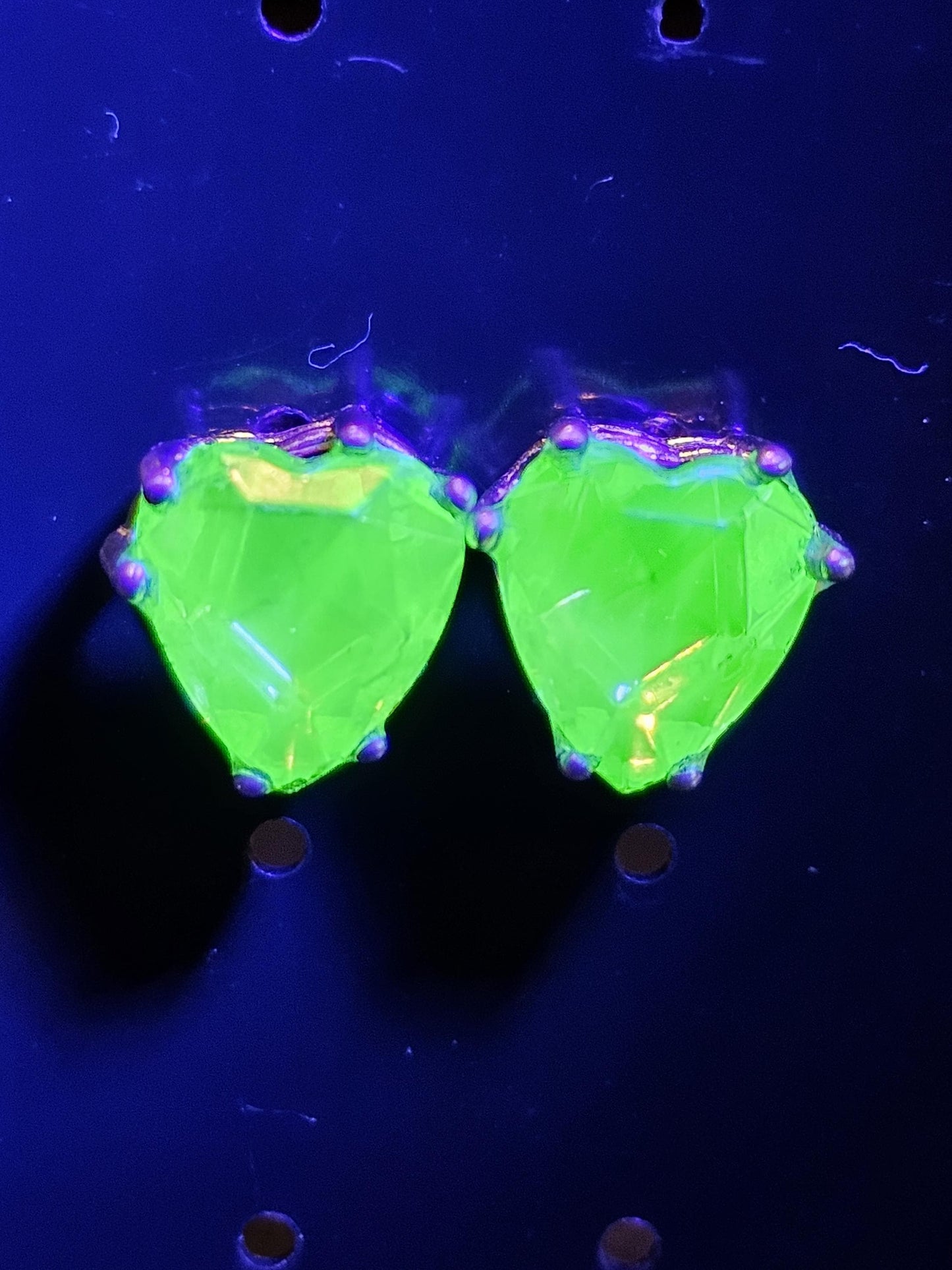 Boucles d'oreilles en verre d'uranium, en argent sterling neuf avec de grandes pierres en verre d'uranium taille cœur vintage de 10 x 9 mm, qui brillent sous la lumière noire/UV
