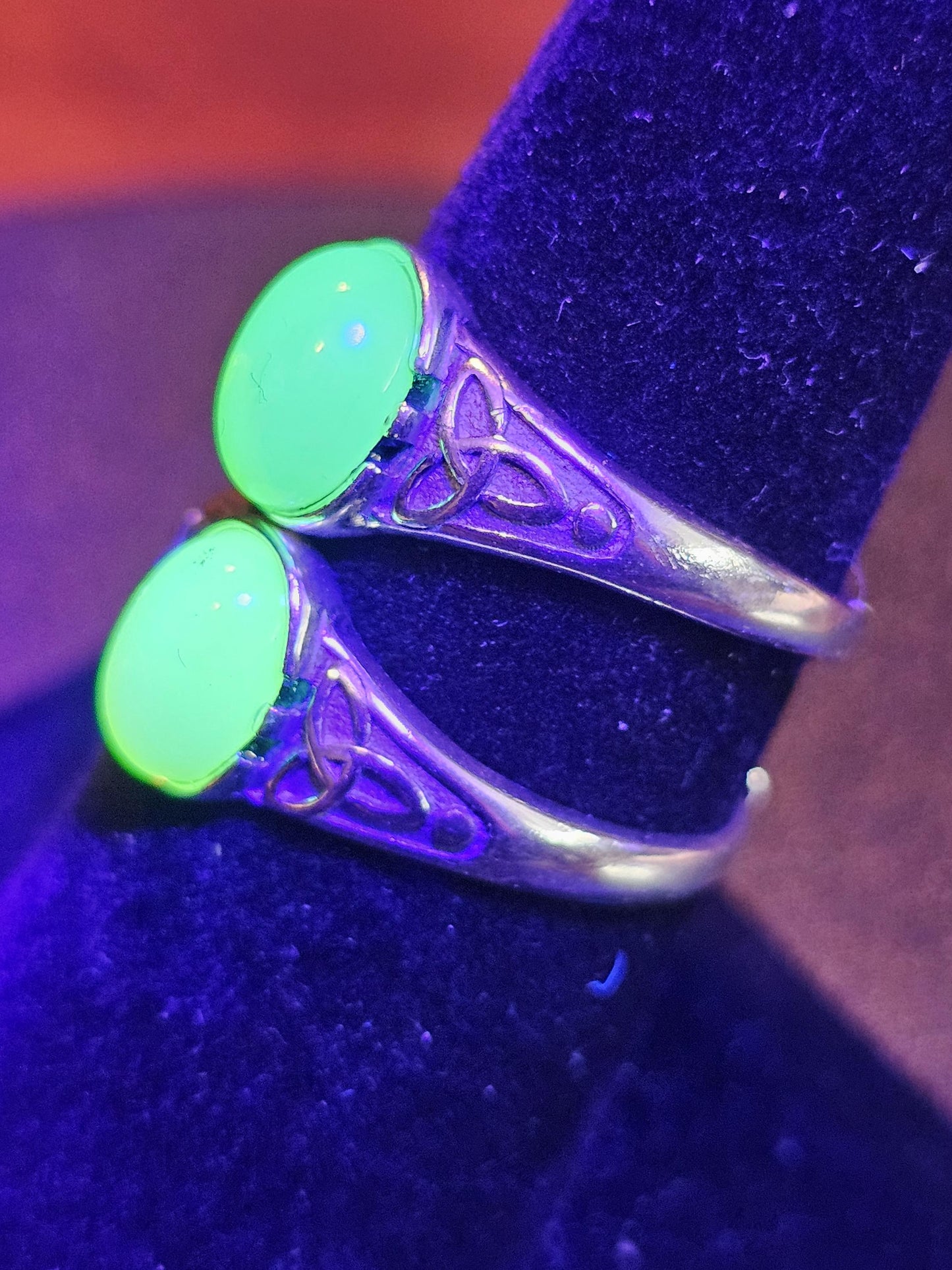 Bague réglable en verre d'uranium en argent sterling avec dessus lisse vintage. La pierre ovale en verre d'uranium vert ou blanc brille sous la lumière noire / UV