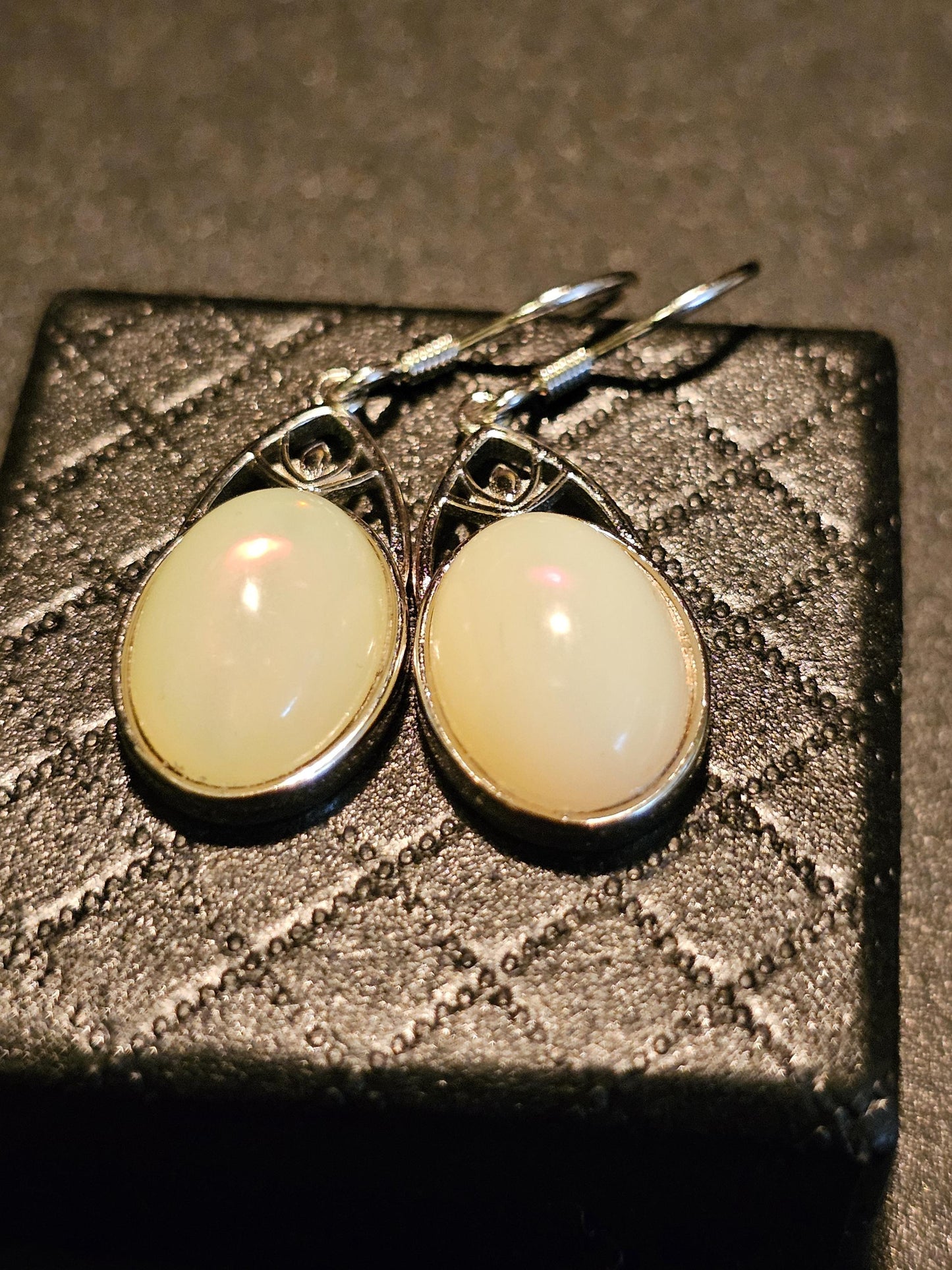 Boucles d'oreilles en verre d'uranium en argent sterling neuf avec pierres en verre d'uranium taille ovale vintage qui brillent sous la lumière noire/UV