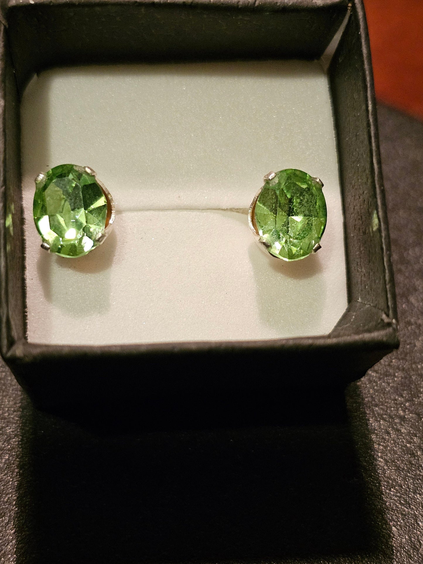 Boucles d'oreilles en verre d'uranium en argent sterling avec pierres en verre d'uranium taille ovale vintage qui brillent sous la lumière noire/UV