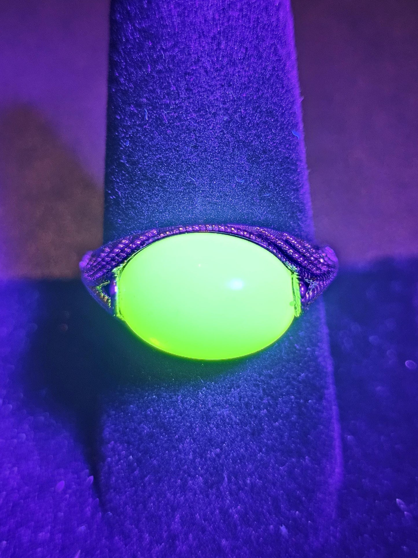 Bague réglable en verre d'uranium, argent sterling neuf avec dessus lisse vintage, pierre ovale en verre d'uranium de couleur opale qui brille sous la lumière noire / UV