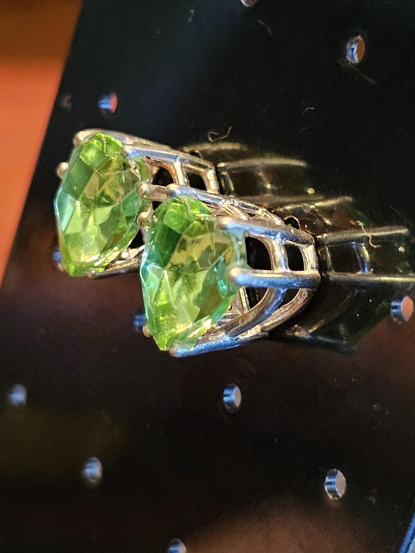 Boucles d'oreilles en verre d'uranium, en argent sterling neuf avec de grandes pierres en verre d'uranium taille cœur vintage de 10 x 9 mm, qui brillent sous la lumière noire/UV