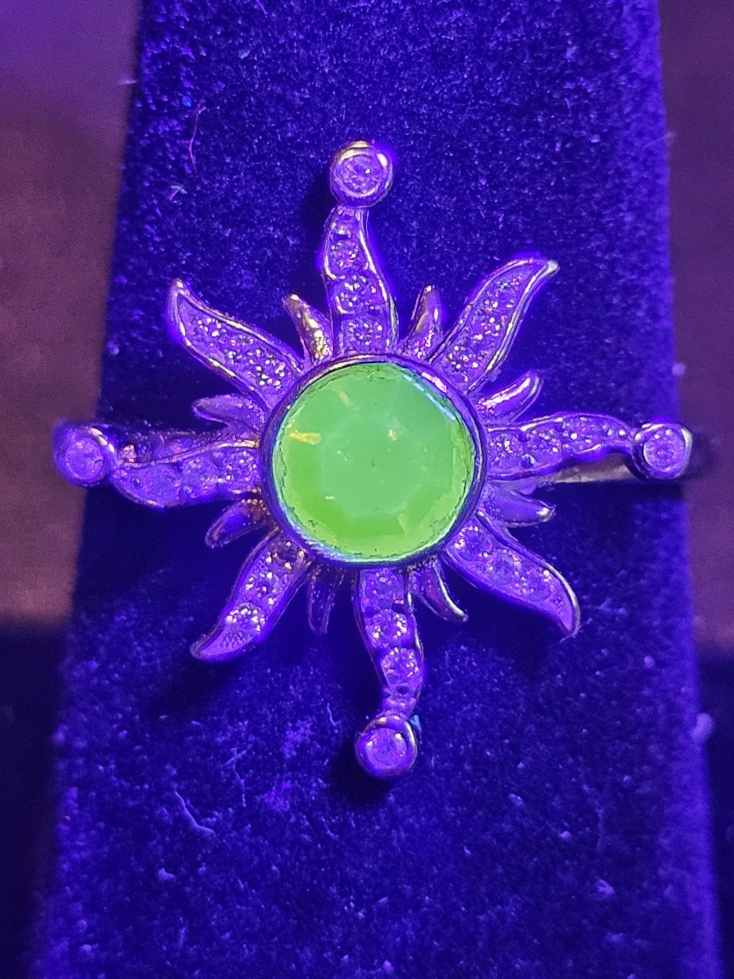 Bague tournesol réglable en verre d'uranium, en argent sterling neuf avec pierres rondes en verre d'uranium vintage de 8 mm qui brillent sous la lumière noire / UV
