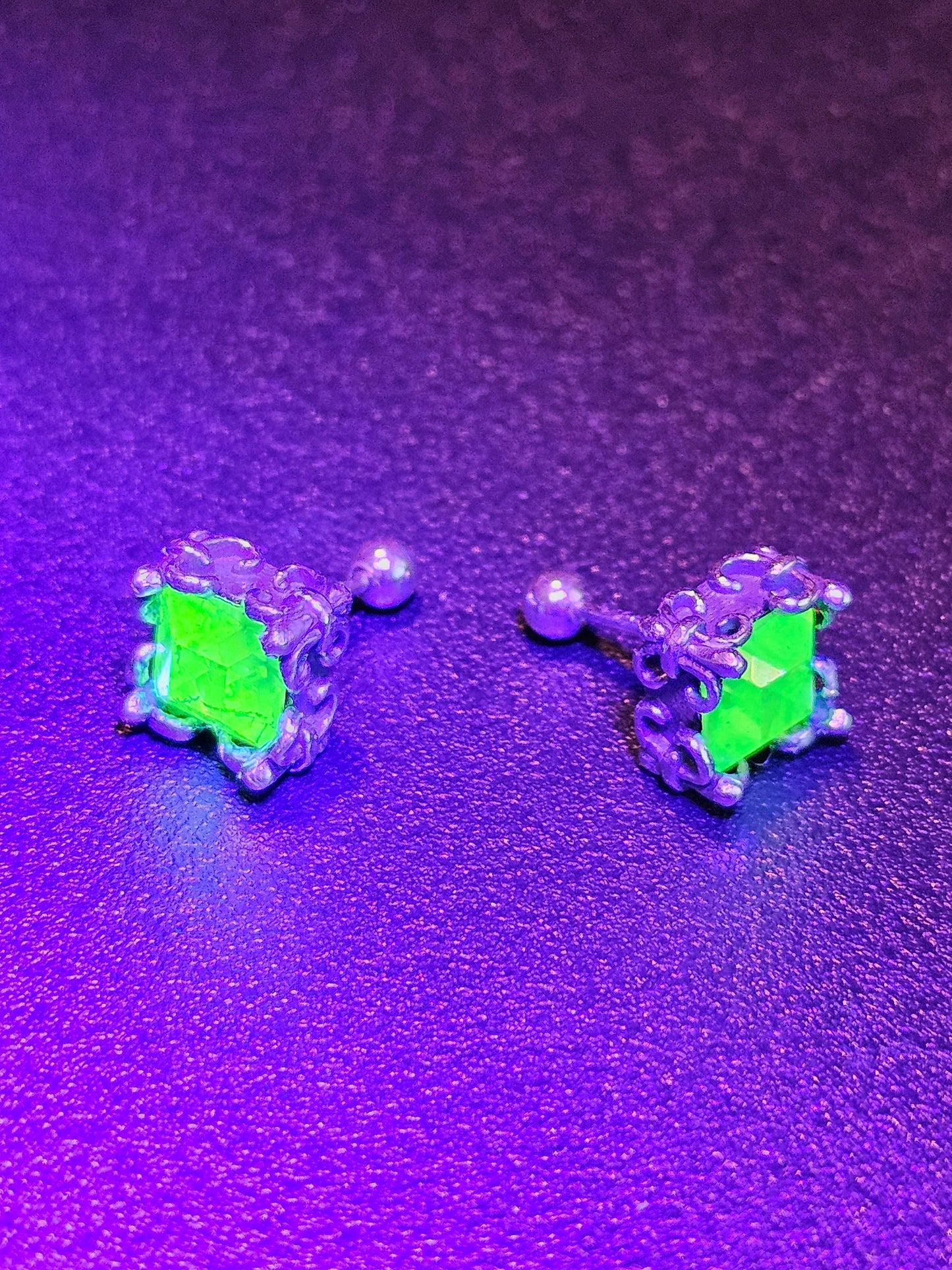 Boucles d'oreilles en verre d'uranium de style vintage en argent sterling neuf avec pierres en verre d'uranium taille princesse vintage, 6 mm brille sous la lumière noire/UV