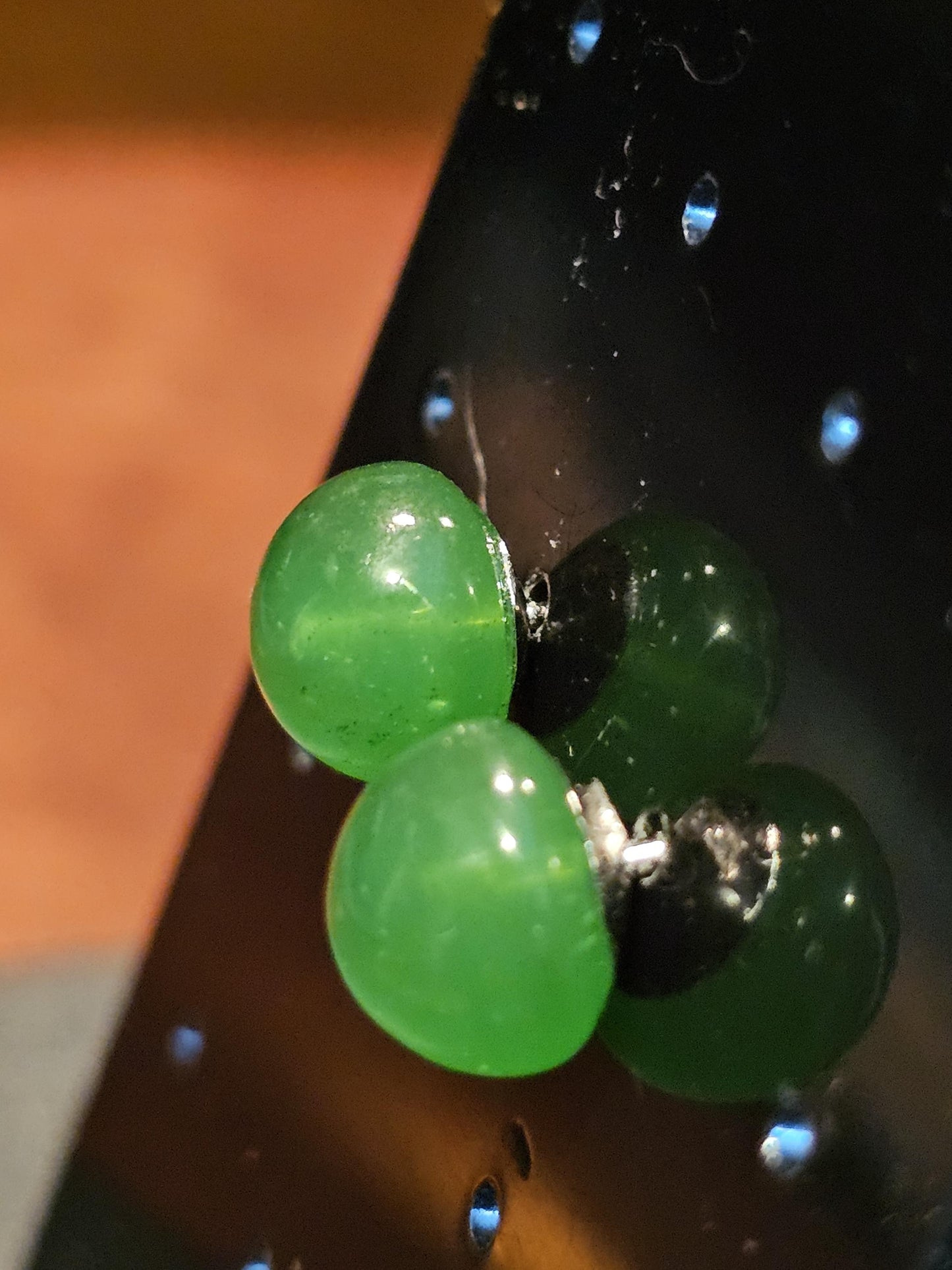 Boucles d'oreilles en verre d'uranium en argent sterling neuf avec pierres en verre d'uranium vert foncé vintage de 9 mm à taille ronde, qui brillent sous la lumière noire/UV