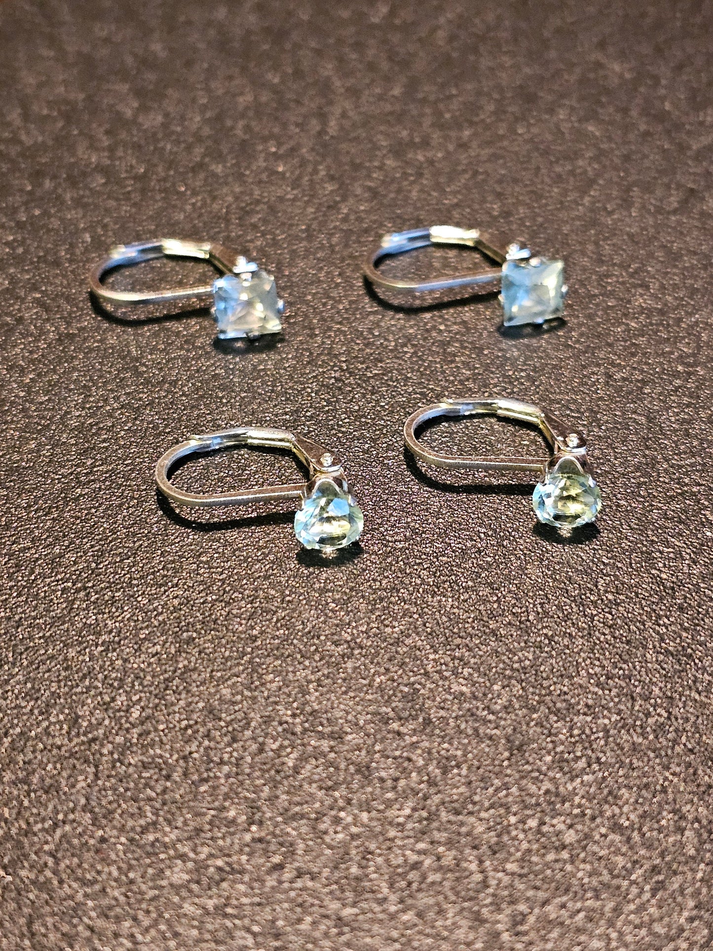 Boucles d'oreilles en verre d'uranium dans un nouveau style à levier en argent sterling avec des pierres de verre d'uranium recyclées vintage, qui brillent sous la lumière noire/UV