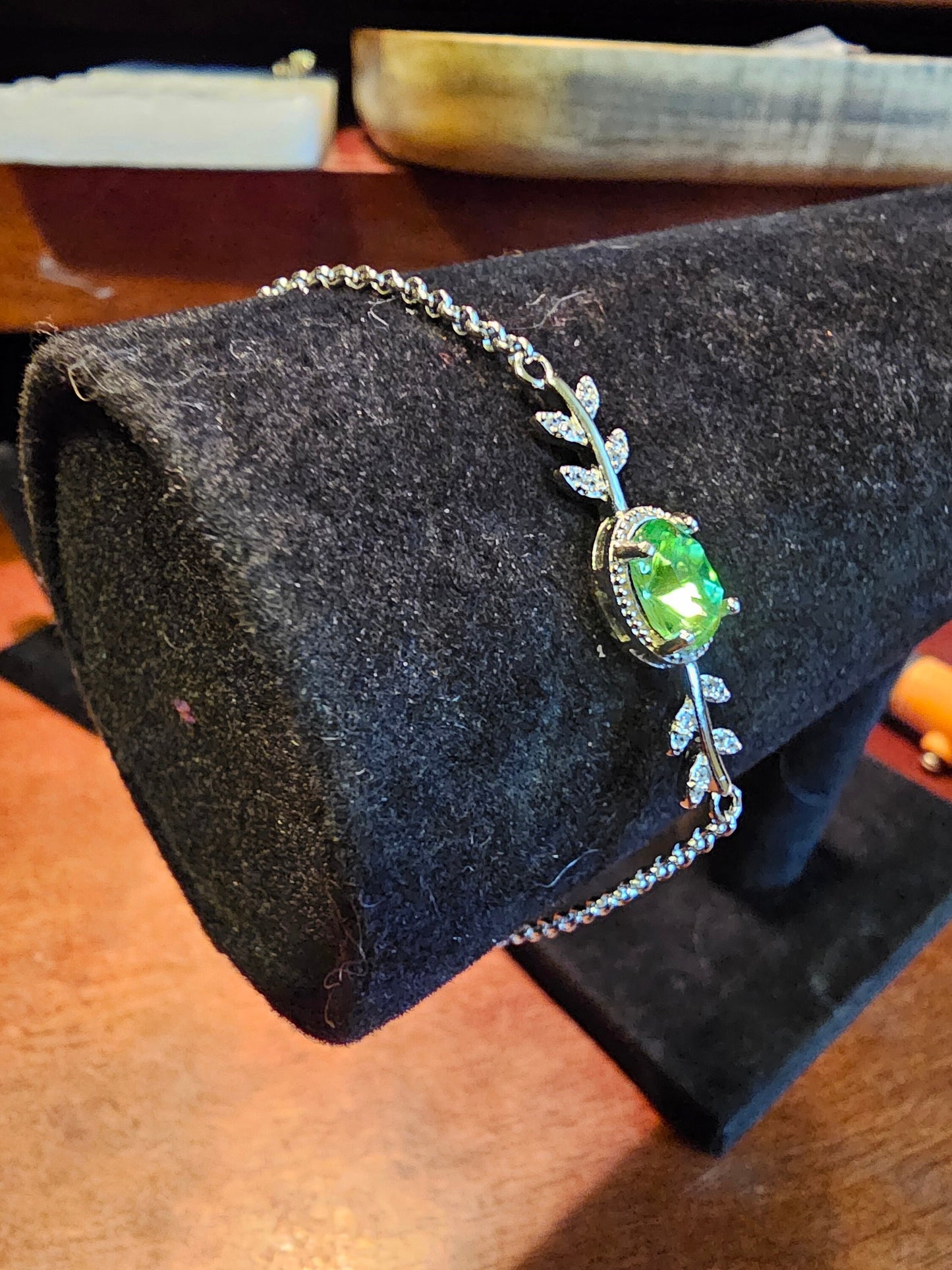 Bracelet en verre d'uranium neuf en argent sterling avec une pierre ovale en verre d'uranium vintage de 8x6 mm qui brille sous la lumière noire / UV