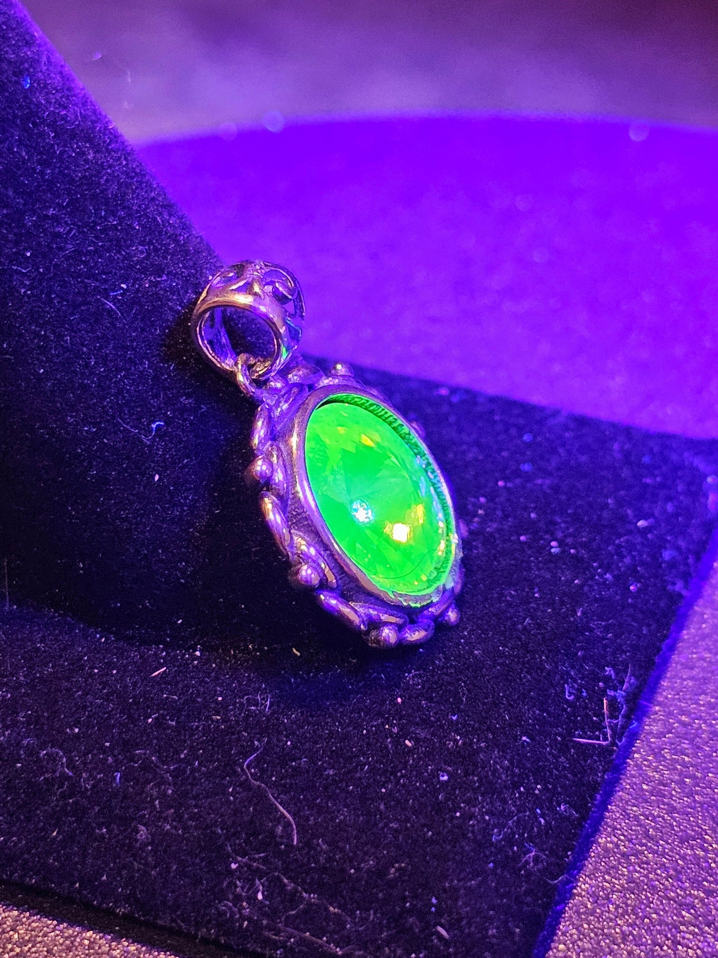 Pendentif en verre d'uranium de style vintage en argent sterling neuf avec une pierre de verre d'uranium ronde vintage de 12 mm qui brille sous la lumière noire / UV