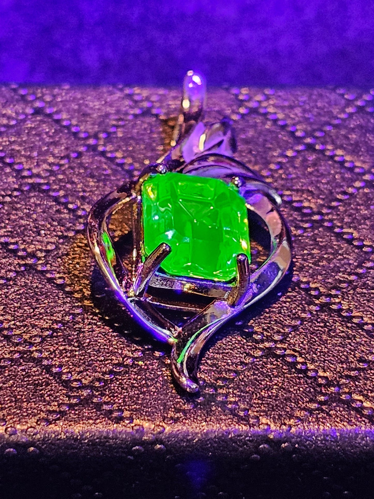 Pendentif en verre d'uranium en argent sterling neuf avec une pierre de verre d'uranium taille émeraude vintage qui brille sous la lumière noire / UV