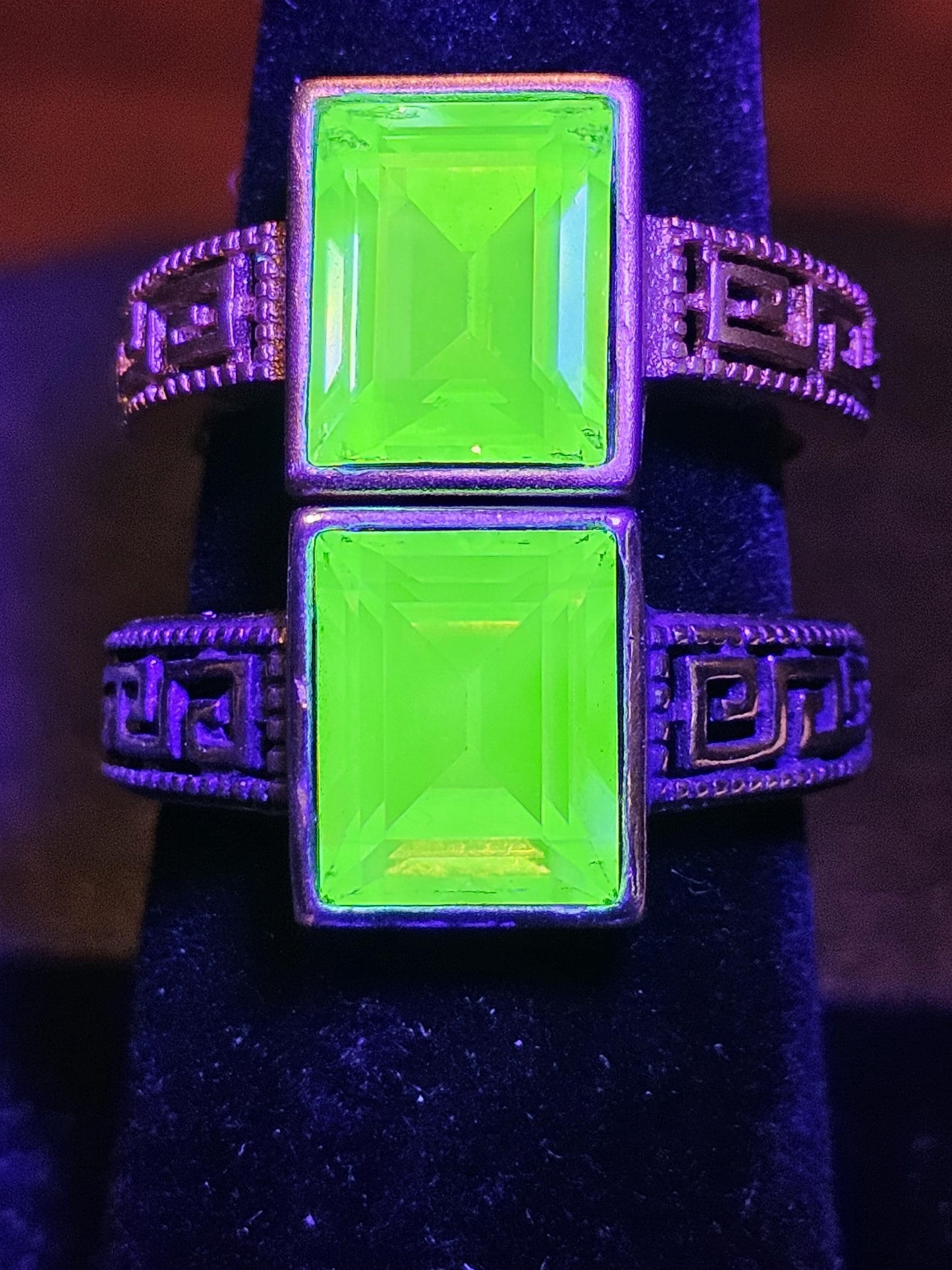 Bague réglable en verre d'uranium avec lunette montée grande pierre rectangulaire vintage en verre d'uranium de 10 x 8 mm qui brille sous la lumière noire / UV