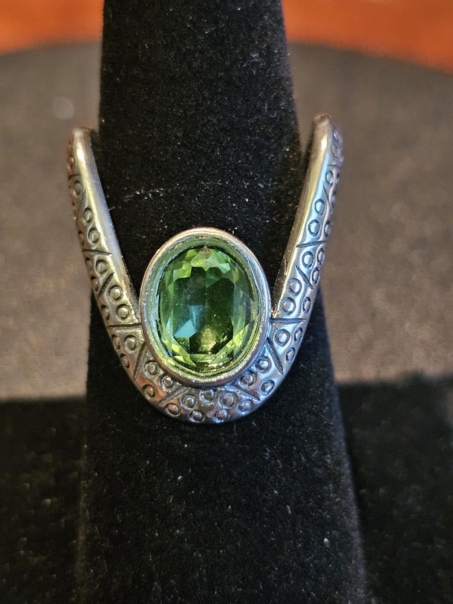 Verstellbarer Ring aus Uranglas in neuem Sterlingsilber, sehr einzigartiges Design mit einem Vintage-Uranglasstein, der unter Schwarzlicht/UV-Licht leuchtet