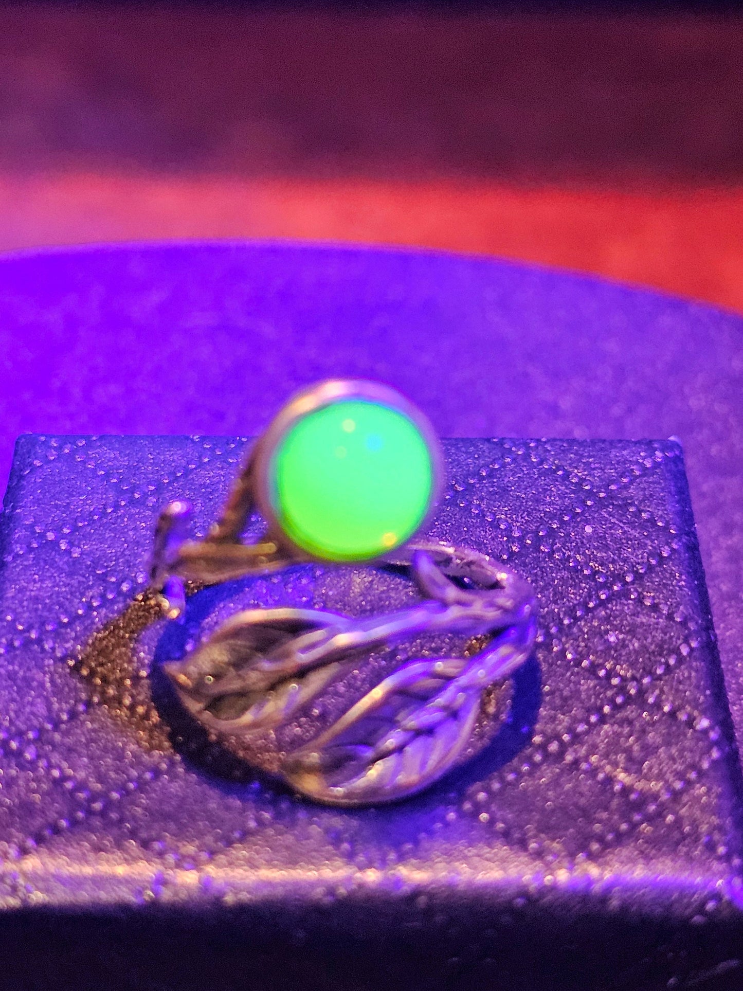 Bague réglable en verre d'uranium en argent sterling avec motif de feuilles et de branches et pierre ronde en verre d'uranium vintage qui brille sous la lumière noire / UV