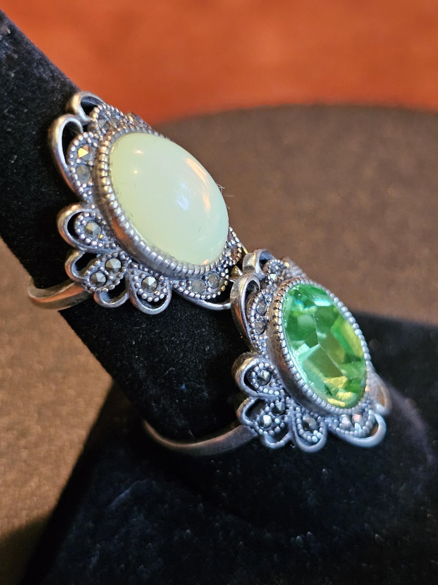 Verstellbarer Ring aus Uranglas im neuen Sterlingsilber-Vintage-Stil mit großem ovalen Vintage-Uranglasstein, der unter Schwarzlicht/UV-Licht leuchtet