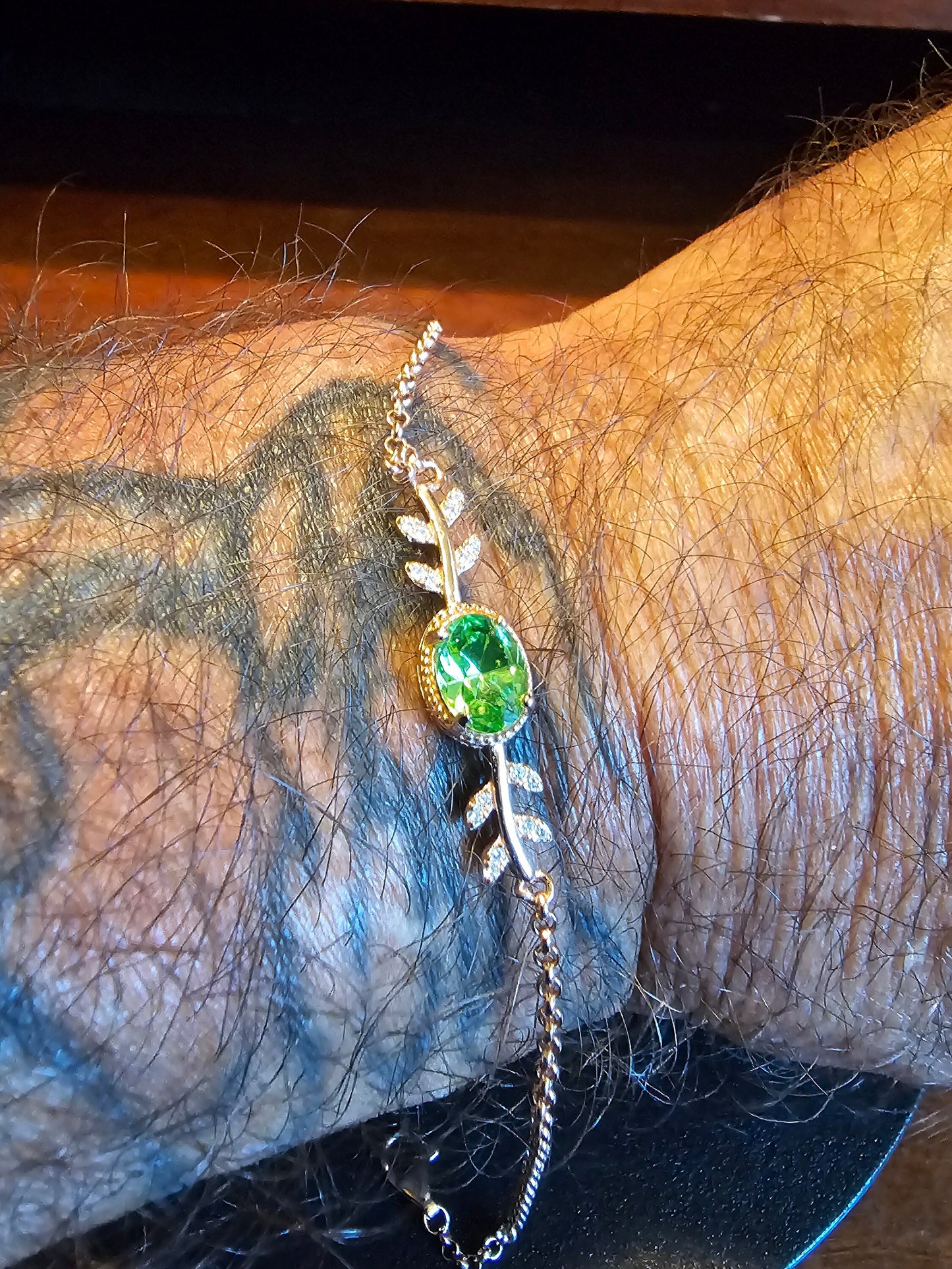 Bracelet en verre d'uranium neuf en argent sterling avec une pierre ovale en verre d'uranium vintage de 8x6 mm qui brille sous la lumière noire / UV