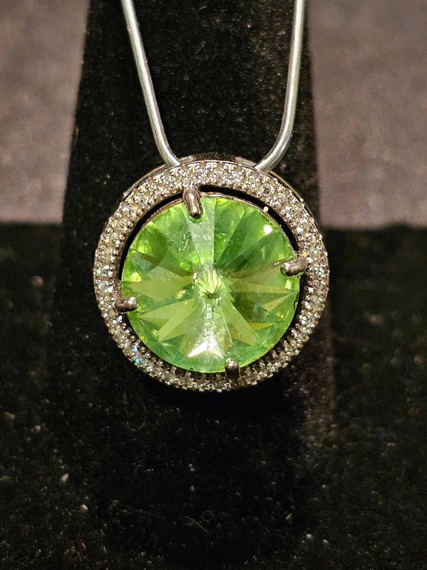 Pendentif en verre d'uranium en argent sterling neuf avec une pierre de verre d'uranium taille ronde vintage de 12 mm qui brille sous la lumière noire / UV