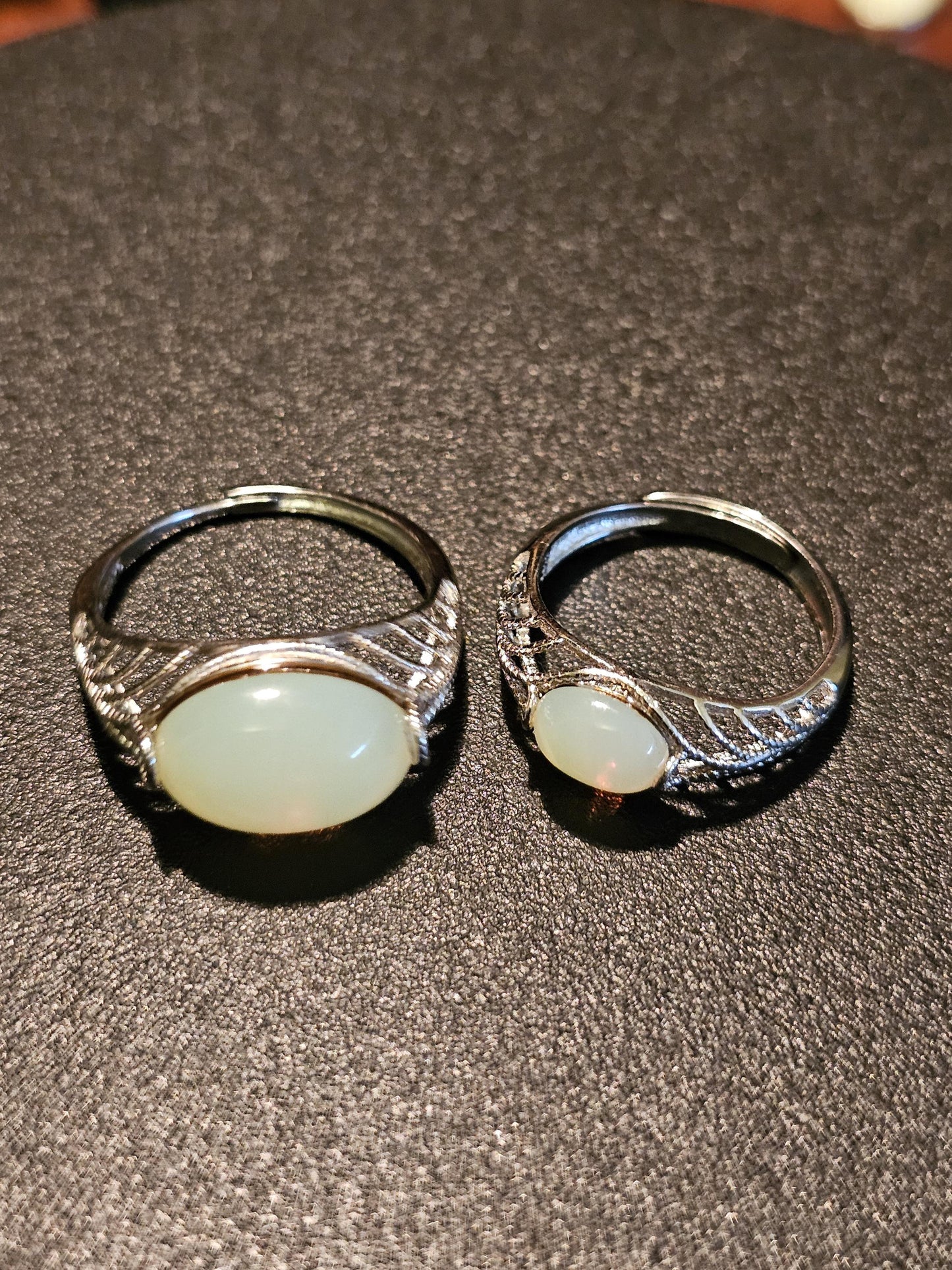 Bague réglable en verre d'uranium, argent sterling neuf avec dessus lisse vintage, pierre ovale en verre d'uranium de couleur opale qui brille sous la lumière noire / UV