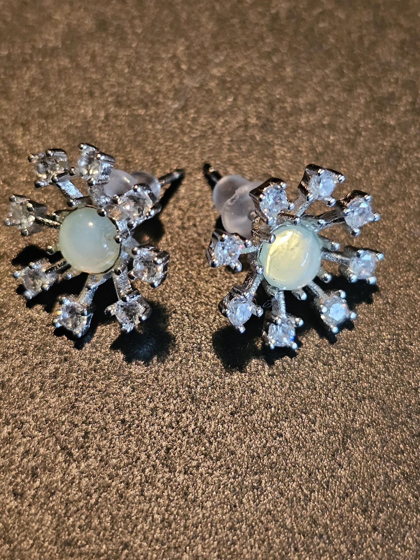 Boucles d'oreilles en verre d'uranium de style flocon de neige en argent sterling neuf avec des pierres en verre d'uranium de taille ronde vintage qui brillent sous la lumière noire/UV