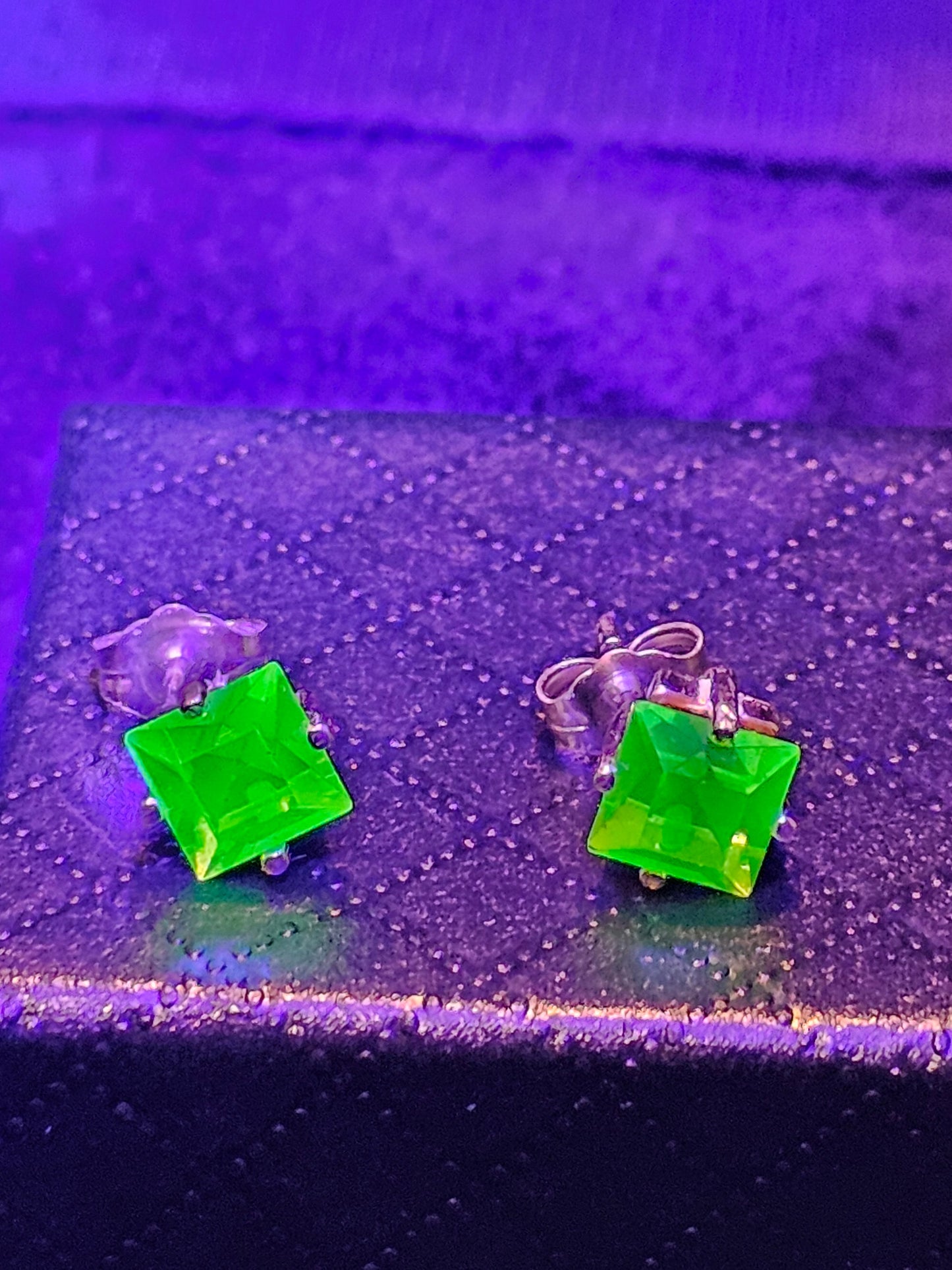 Boucles d'oreilles en verre d'uranium en argent sterling neuf avec pierres en verre d'uranium taille princesse vintage, 6 mm, brille sous la lumière noire/UV