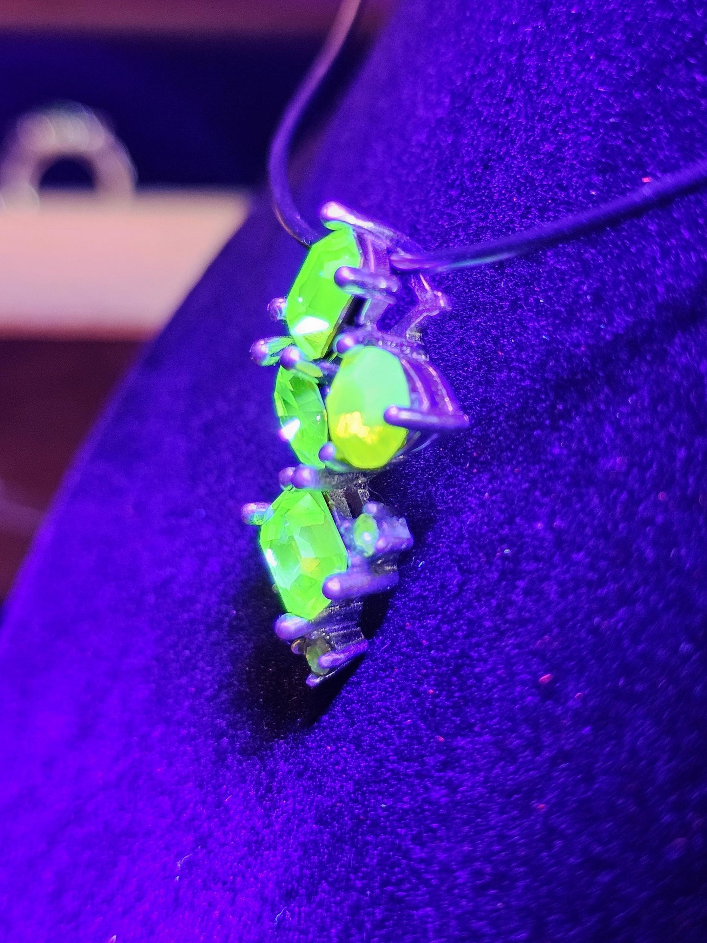 Pendentif en verre d'uranium dans un nouveau design abstrait en argent sterling avec plusieurs pierres de verre d'uranium vintage qui brillent sous la lumière noire / UV