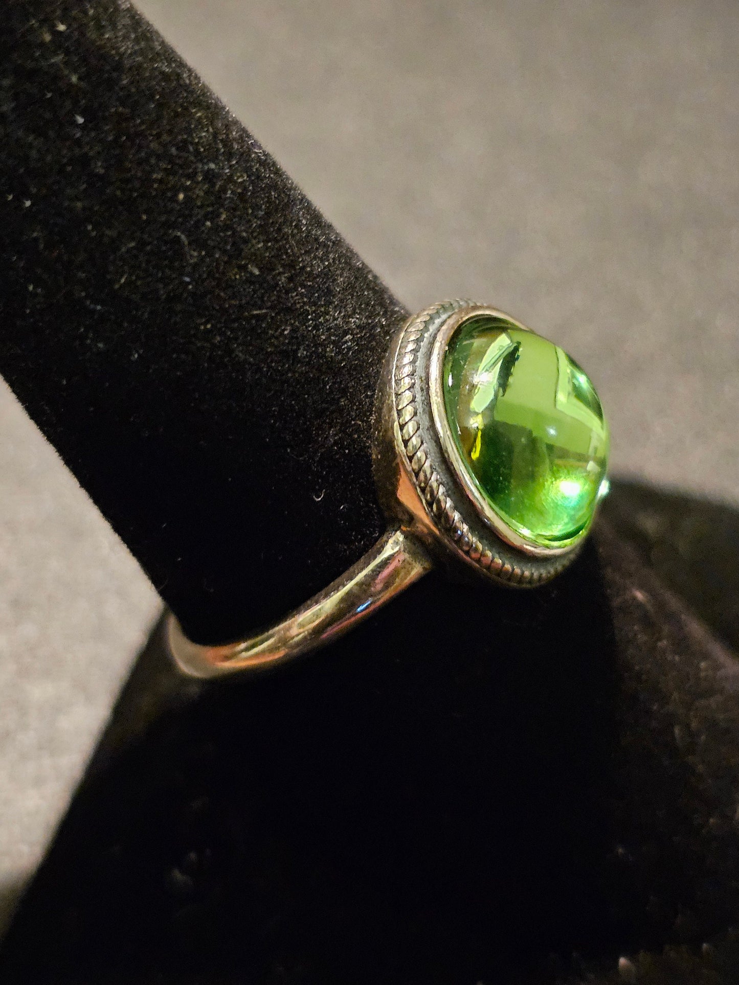 Bague réglable en verre d'uranium, en argent sterling neuf avec pierre de verre d'uranium ronde taillée en cabochon vintage qui brille sous la lumière noire / UV
