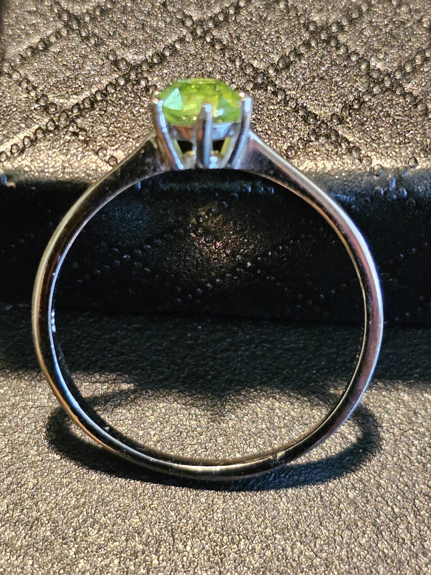 Bague solitaire ronde en verre d'uranium taille 12 en argent sterling neuf avec pierre en verre d'uranium de 6 mm qui brille sous la lumière noire / UV