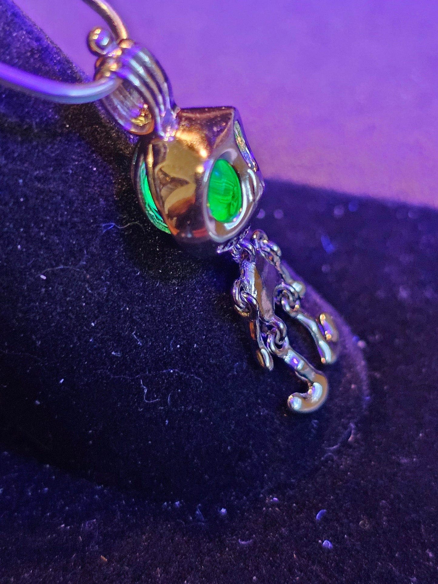 Pendentif en verre d'uranium, nouveau pendentif en argent sterling avec une perle de verre d'uranium de taille ronde vintage qui brille sous la lumière noire / UV