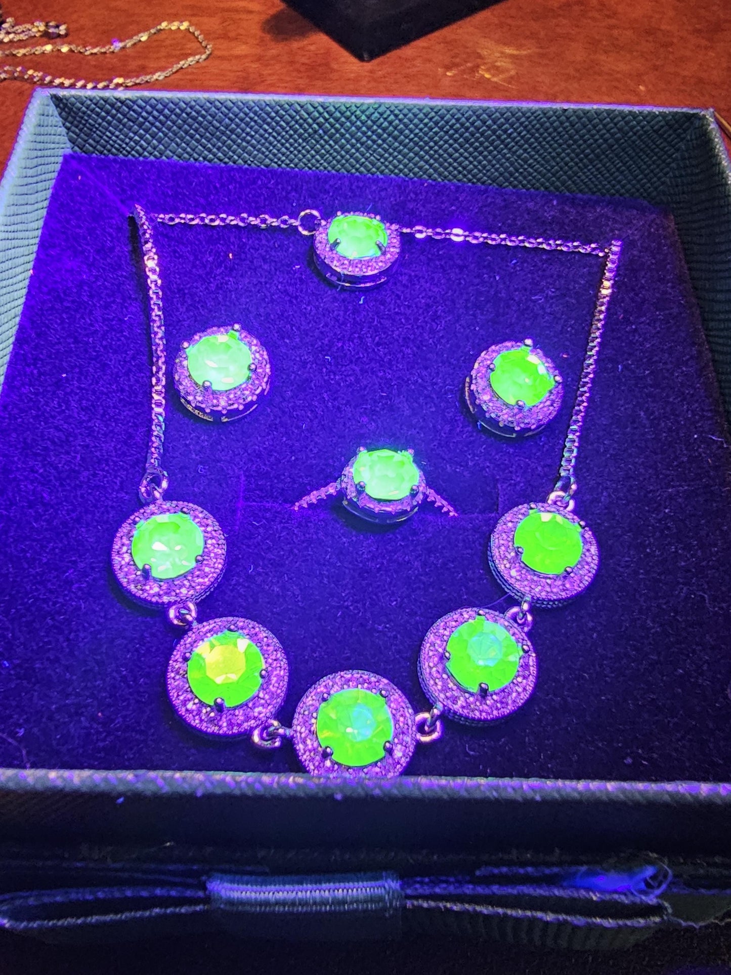 Coffret cadeau de bijoux en verre d'uranium Bague en argent sterling, boucles d'oreilles et collier vintage Le verre d'uranium à coupe ronde brille sous la lumière noire / UV