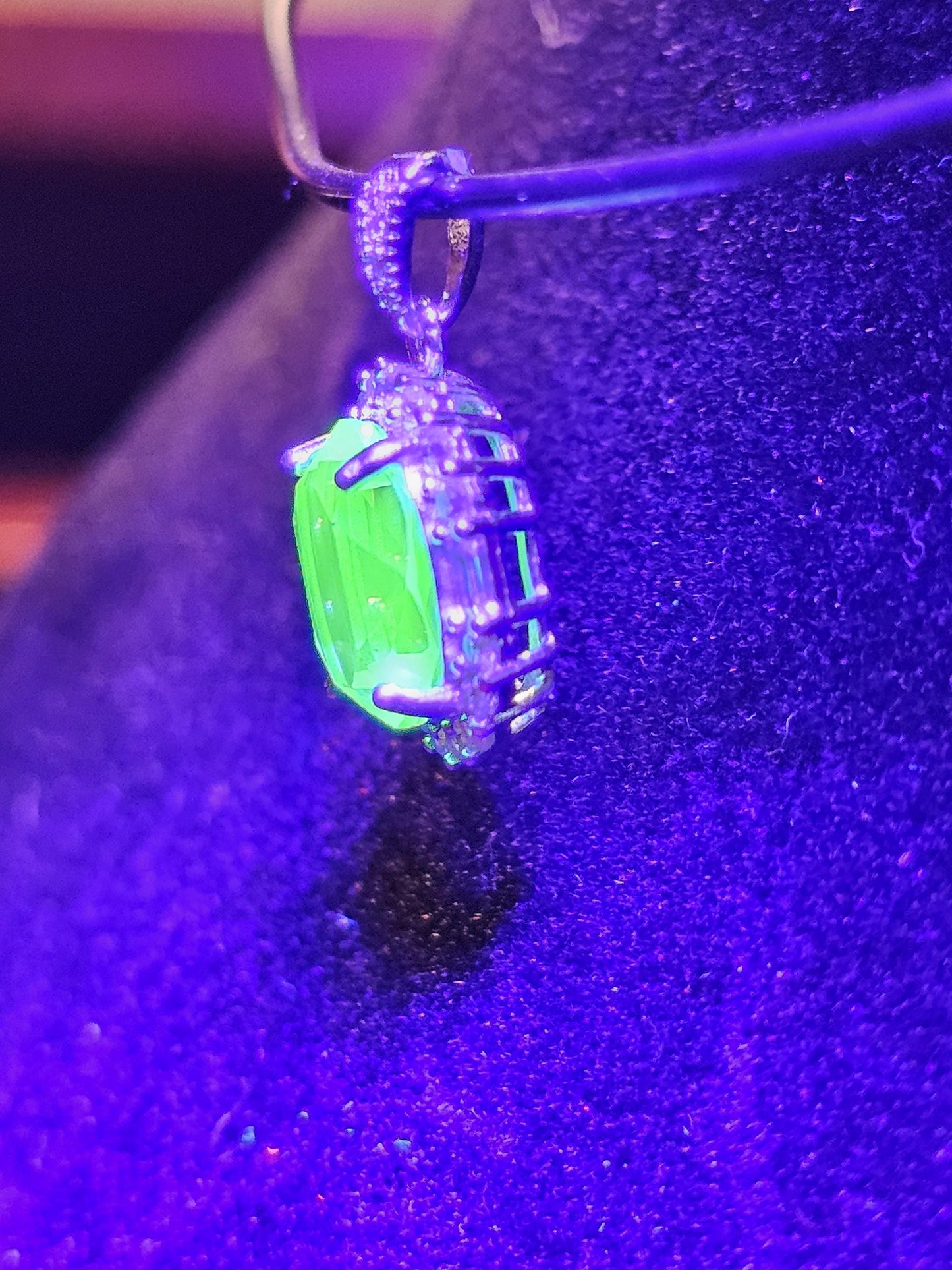 Pendentif en verre d'uranium dans un nouveau cadre en argent sterling avec une pierre de verre d'uranium taille ovale vintage de 10 x 8 mm qui brille sous la lumière noire / UV