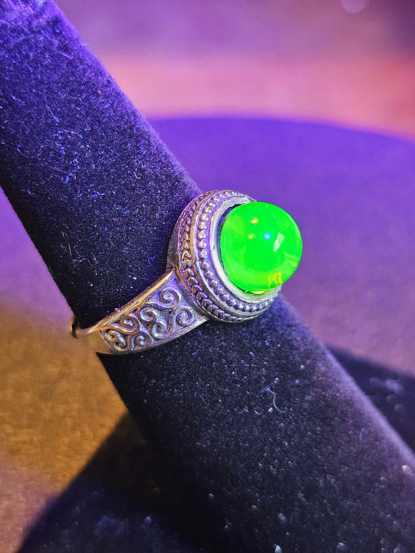 Bague réglable en verre d'uranium, en argent sterling neuf, avec une pierre de verre d'uranium ronde vintage qui brille sous la lumière noire / UV