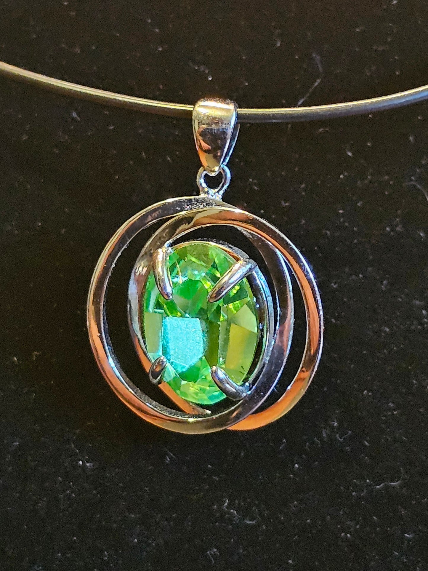 Pendentif en verre d'uranium en argent sterling de style Infinity avec pierre de verre d'uranium ovale vintage de 14 x 10 mm qui brille sous la lumière noire / UV
