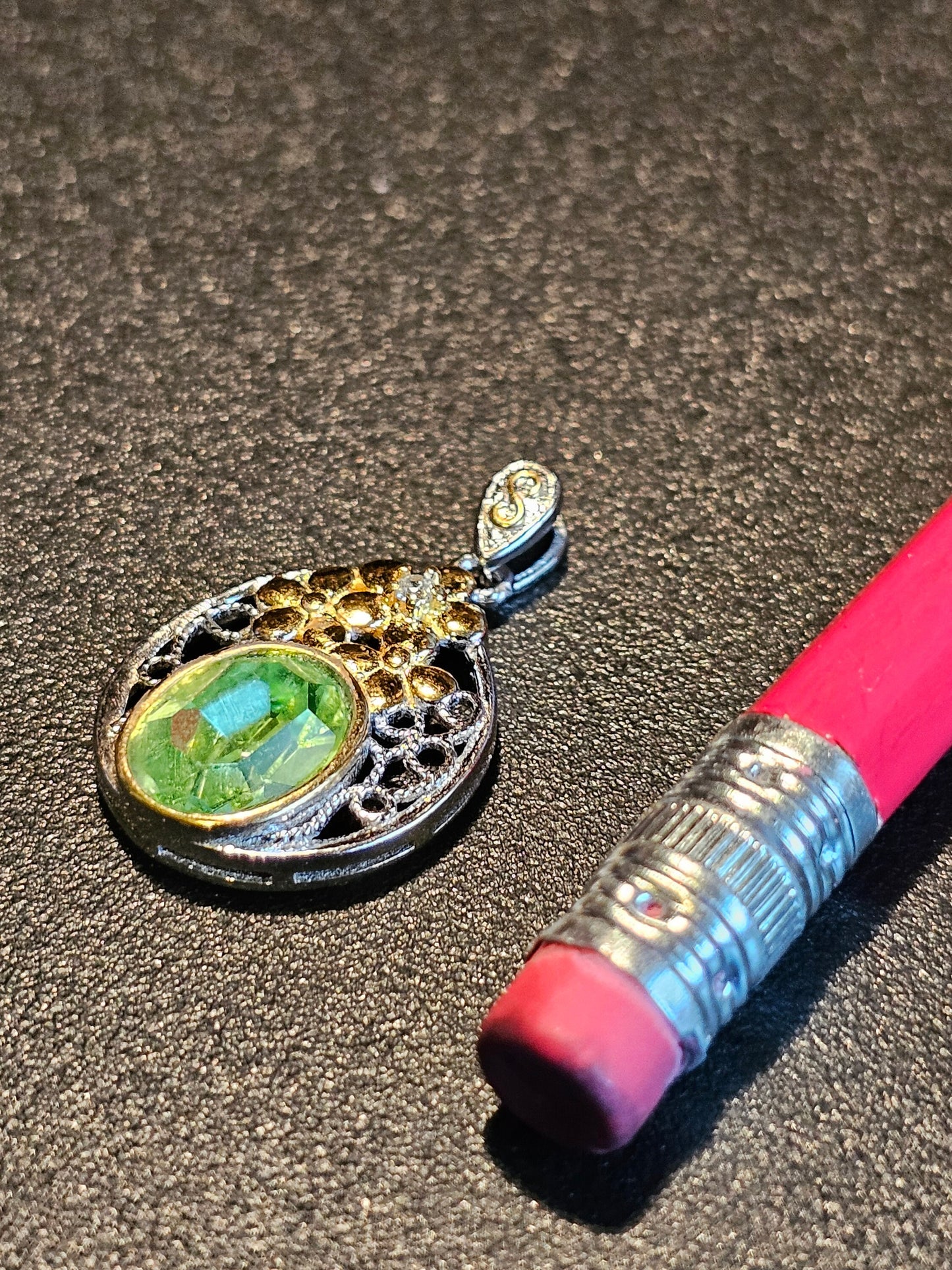 Pendentif en verre d'uranium en argent sterling neuf avec une pierre de verre d'uranium taille ovale vintage de 10 x 8 mm qui brille sous la lumière noire / UV