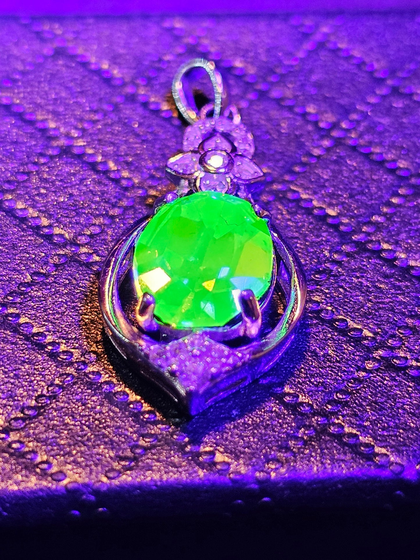 Pendentif en verre d'uranium neuf en argent sterling avec une pierre de verre d'uranium vintage de taille ovale 8x6 ou 10x8 mm brille sous la lumière noire / UV