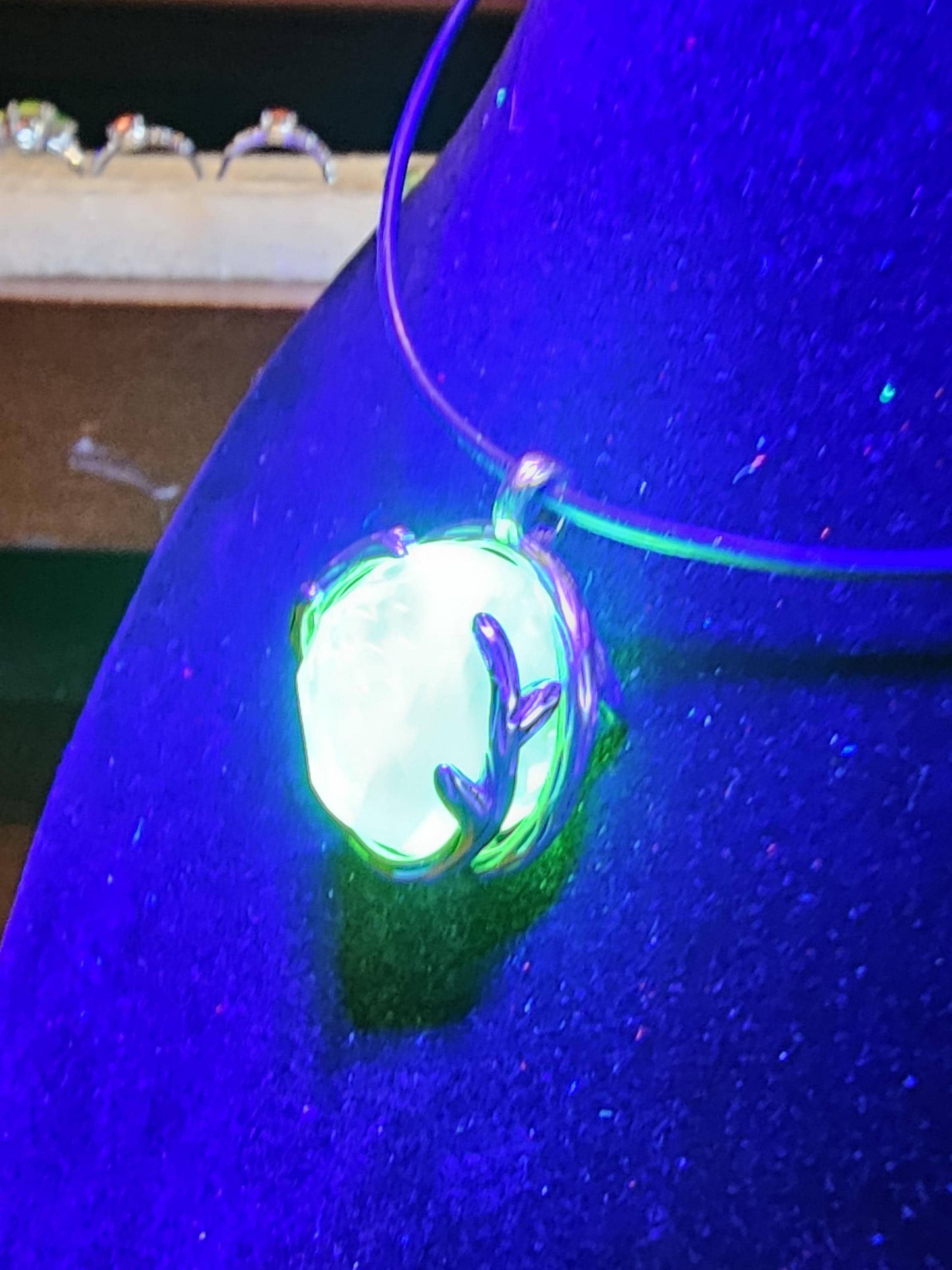 Pendentifs en verre d'uranium en argent sterling neuf avec des perles rondes en verre d'uranium vintage de 14 ou 16 mm qui brillent sous la lumière noire / UV