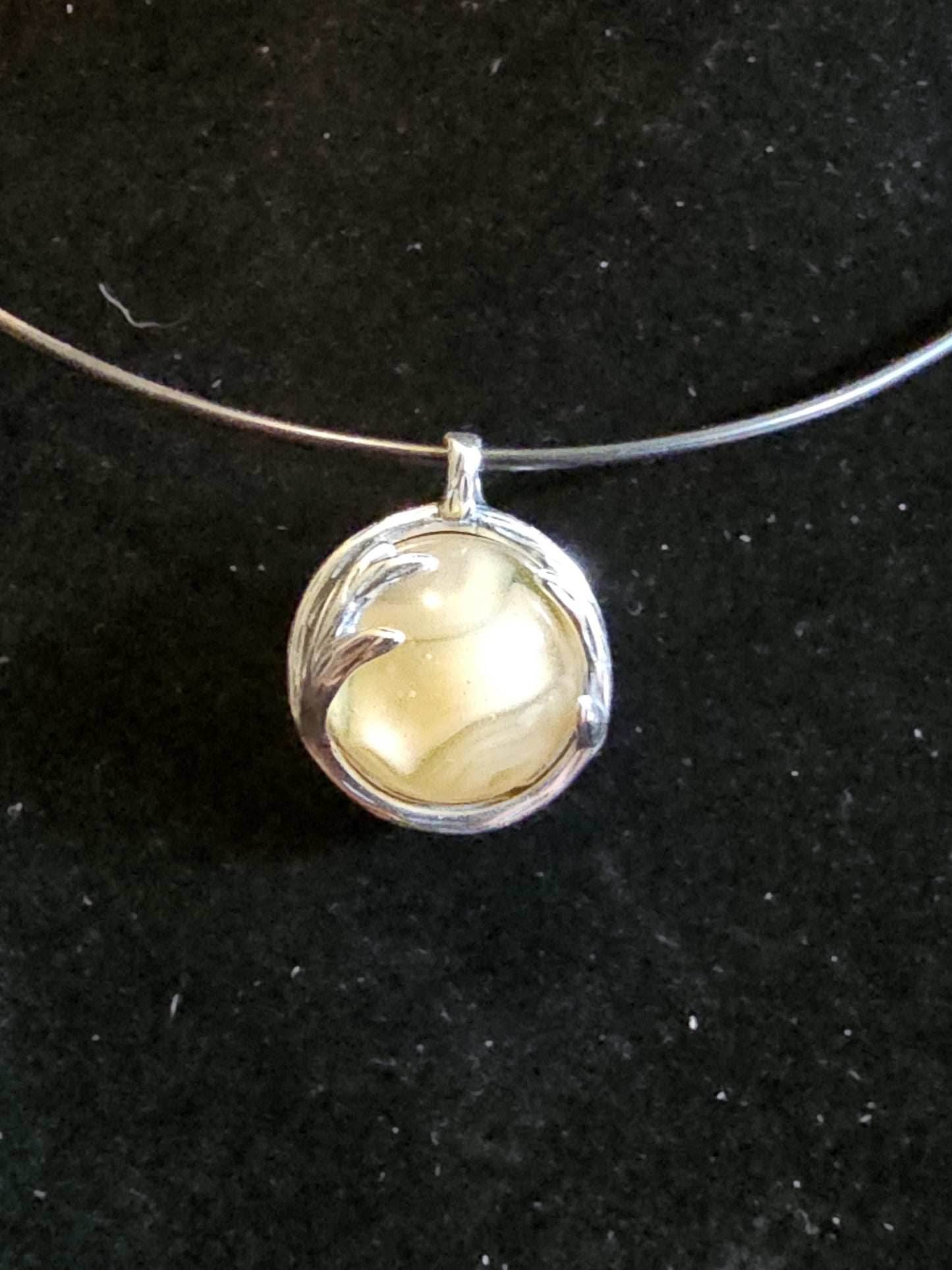 Pendentifs en verre d'uranium en argent sterling neuf avec des billes de verre d'uranium rondes vintage de 14 à 16 mm qui brillent sous la lumière noire / UV