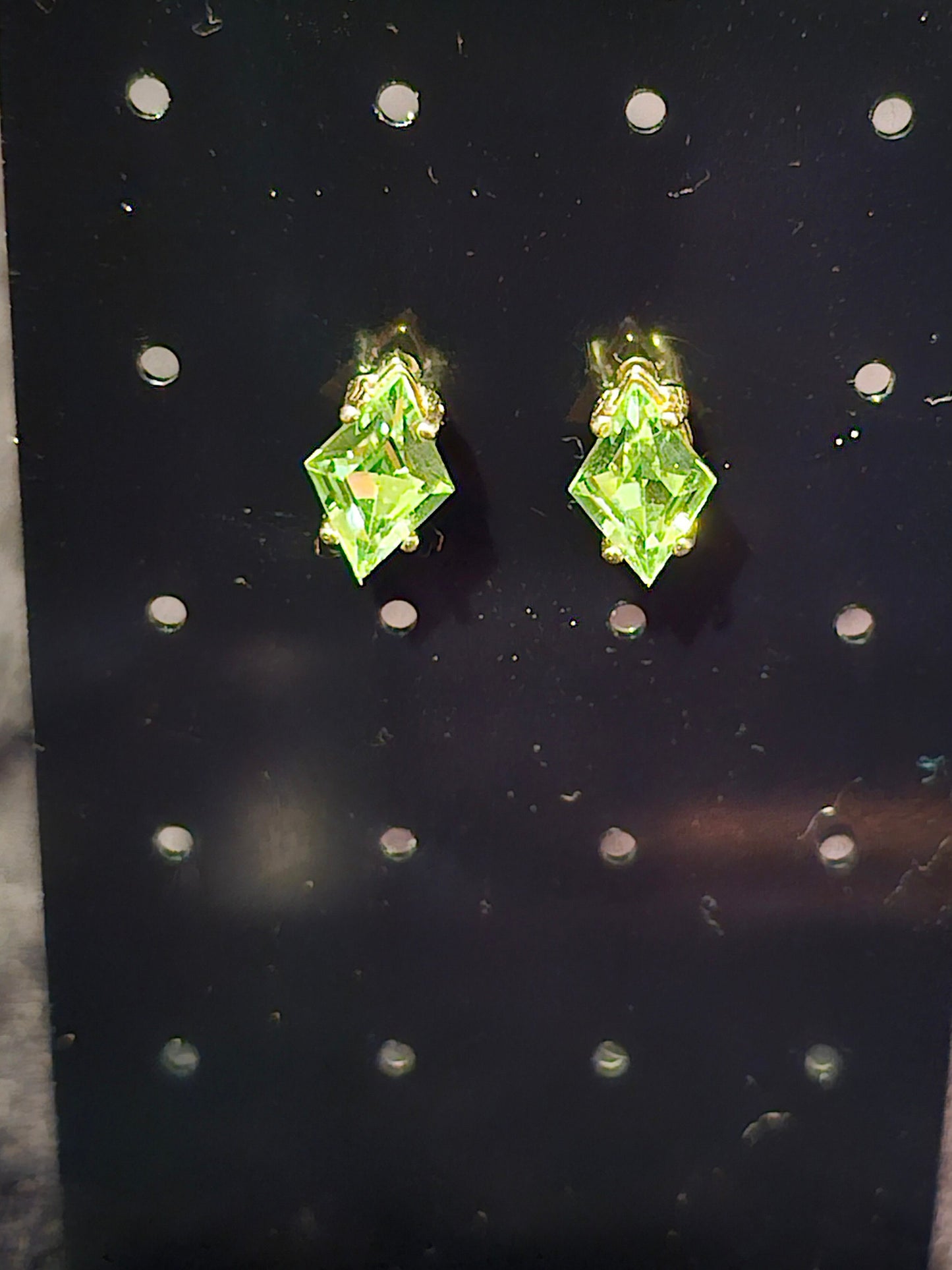 Boucles d'oreilles en verre d'uranium en argent sterling neuf avec pierres en verre d'uranium taille cerf-volant vintage, brille sous la lumière noire/UV