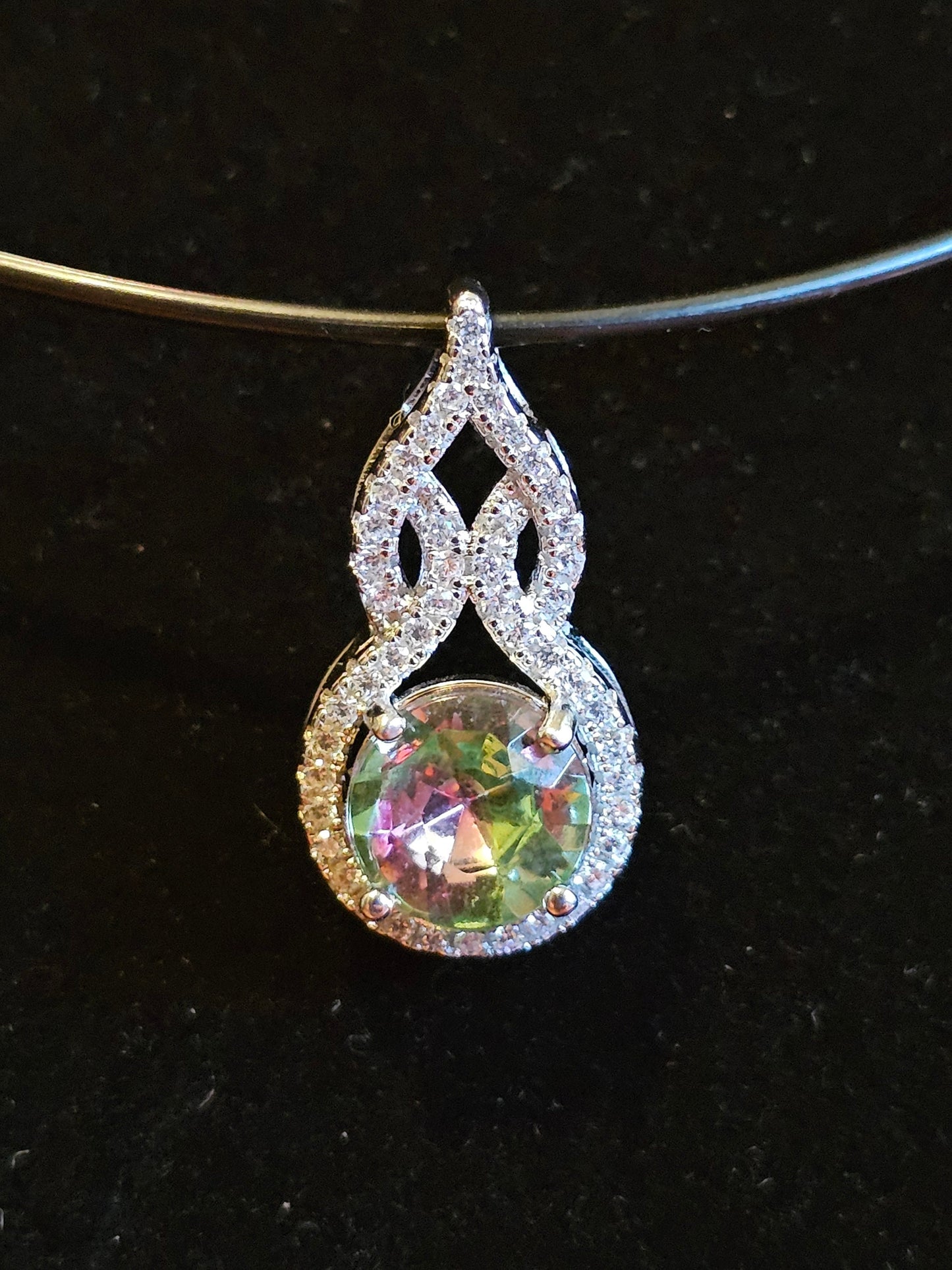 Pendentif en verre d'uranium dans un nouveau cadre en argent sterling avec une pierre de verre d'uranium taille ronde vintage de 9 ou 8 mm qui brille sous la lumière noire / UV